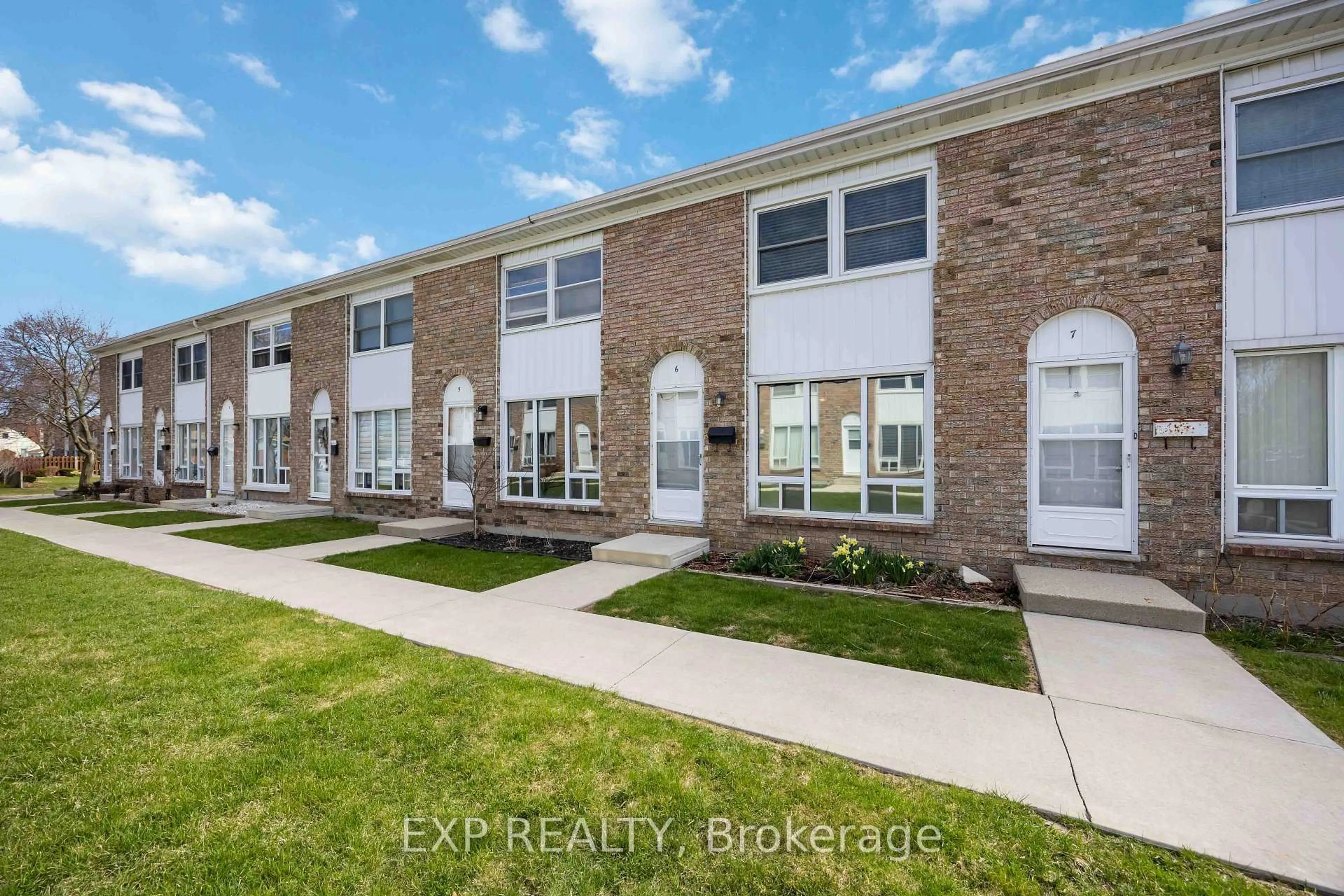 A pic from outside/outdoor area/front of a property/back of a property/a pic from drone, unknown for 847 Ross Ave #6, Sarnia Ontario N7T 7R1
