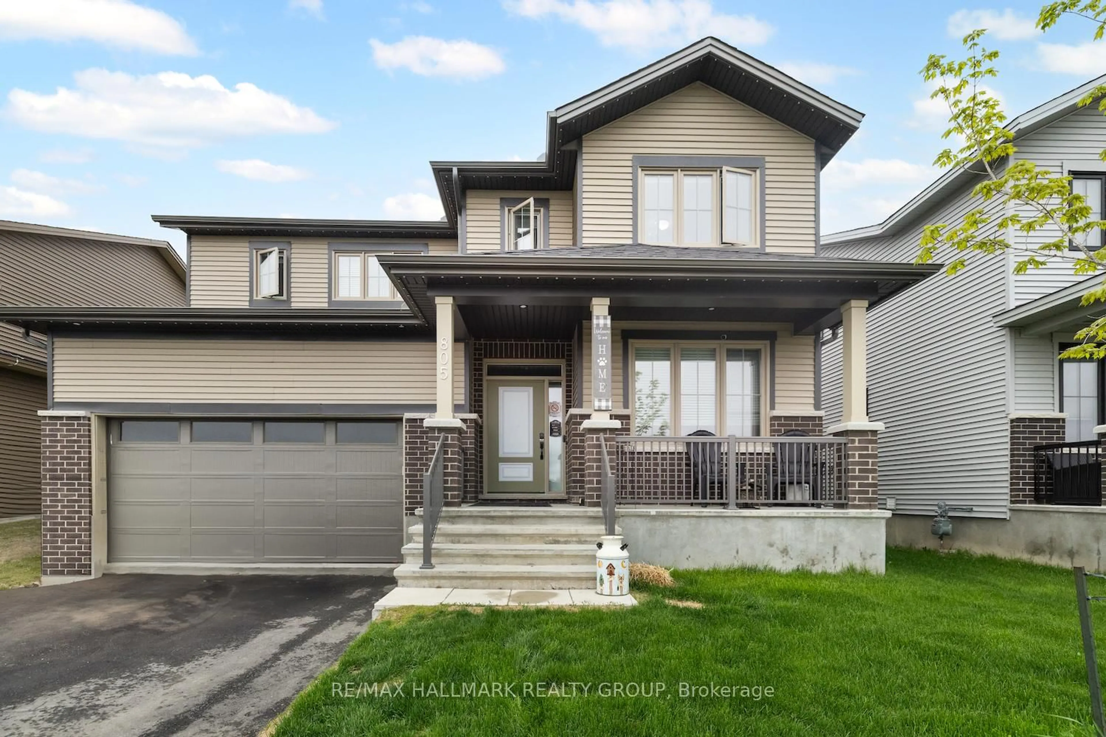 Home with vinyl exterior material, street for 805 Gamble Dr, Russell Ontario K4R 0G6
