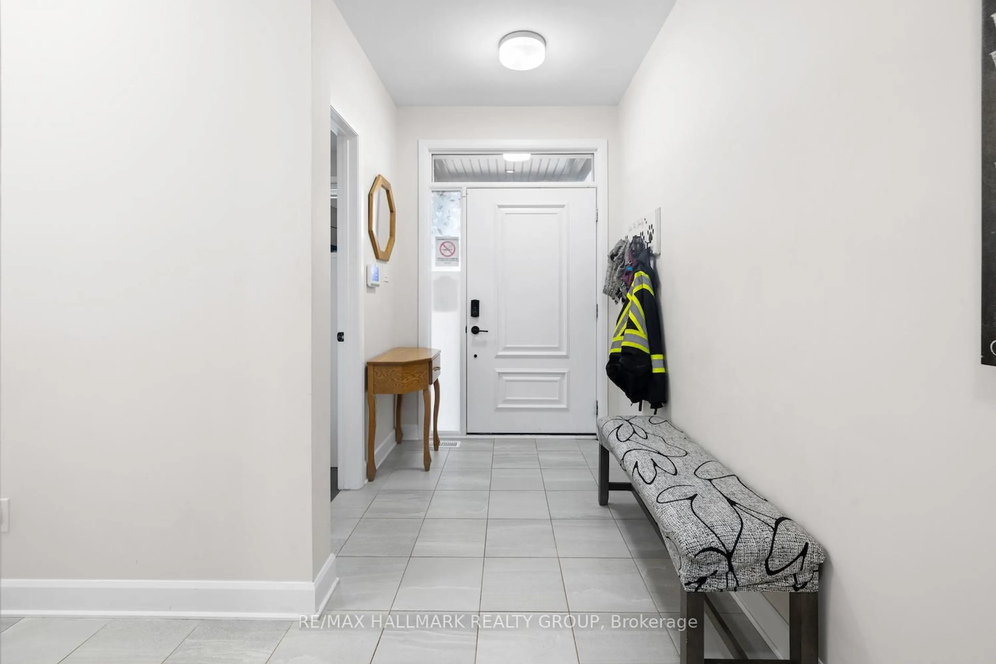 Indoor entryway for 805 Gamble Dr, Russell Ontario K4R 0G6