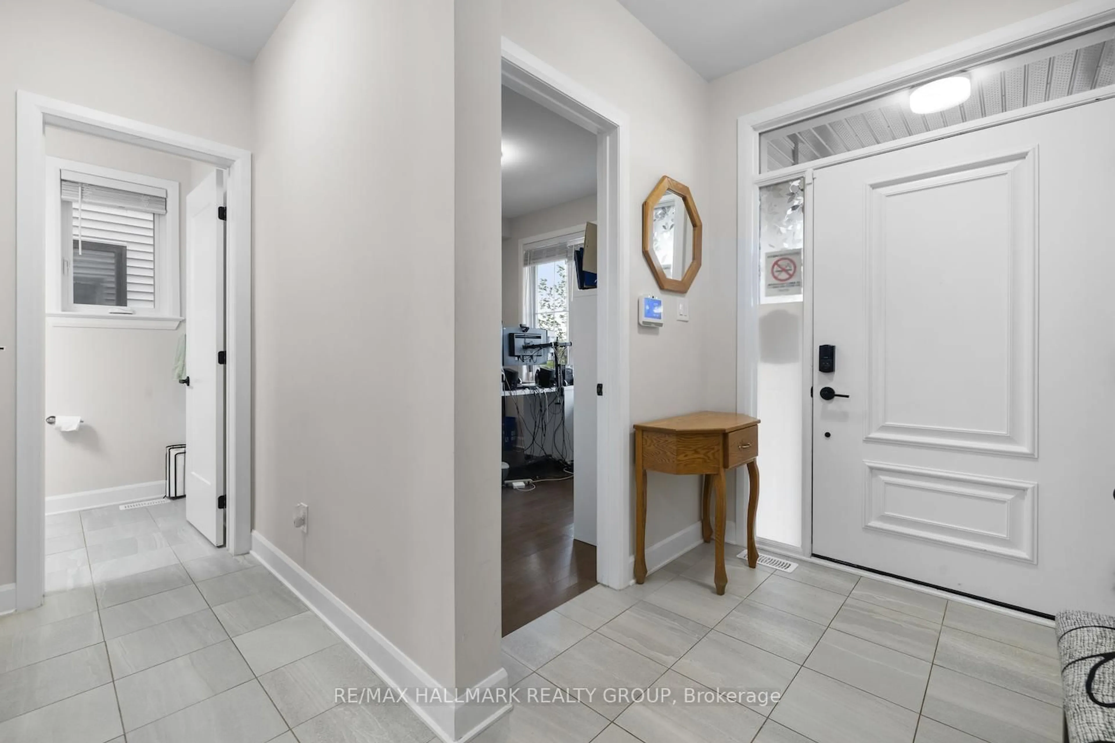 Indoor entryway for 805 Gamble Dr, Russell Ontario K4R 0G6
