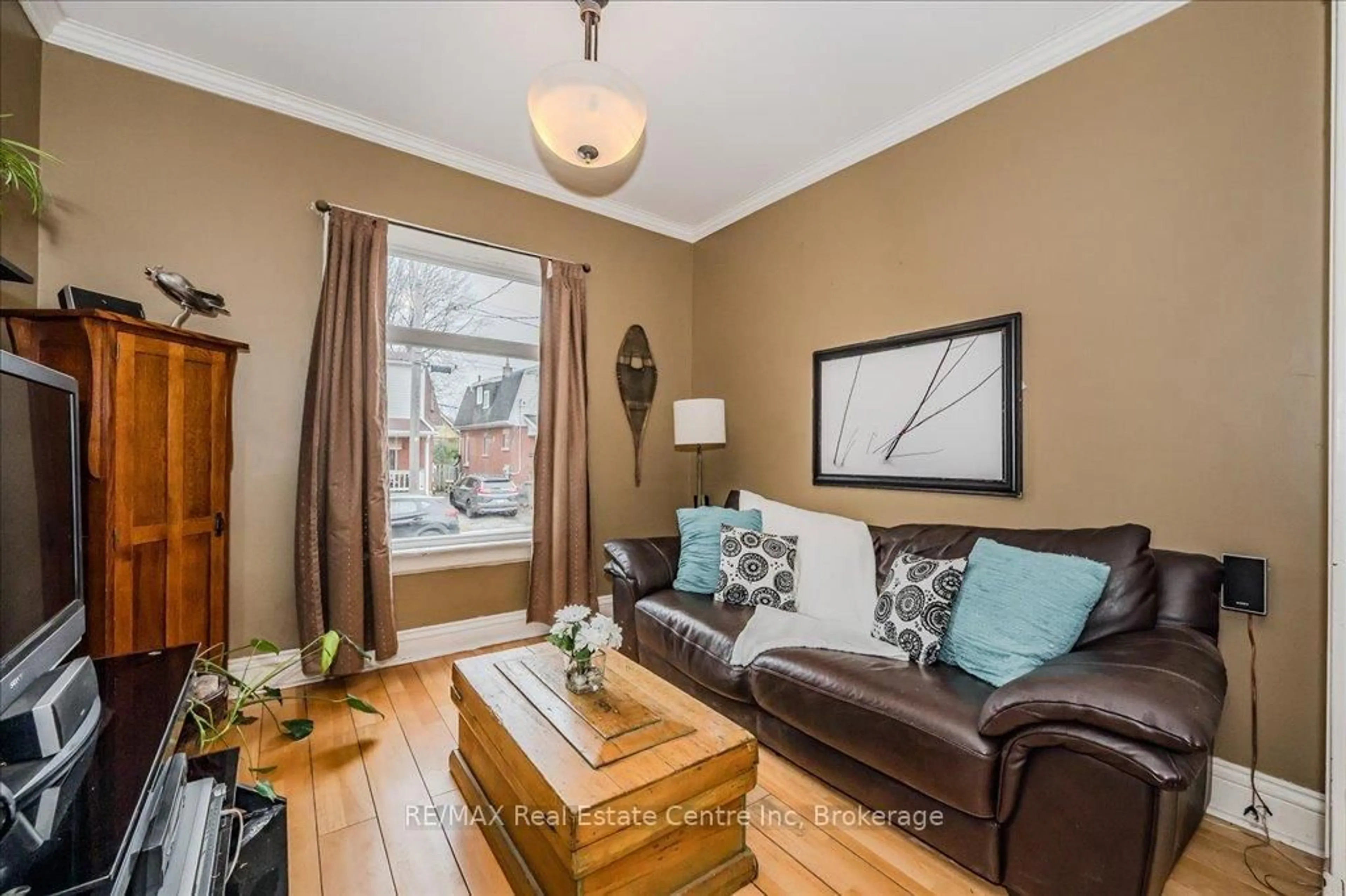 Living room with furniture, wood/laminate floor for 265 London Rd, Guelph Ontario N1H 2C7