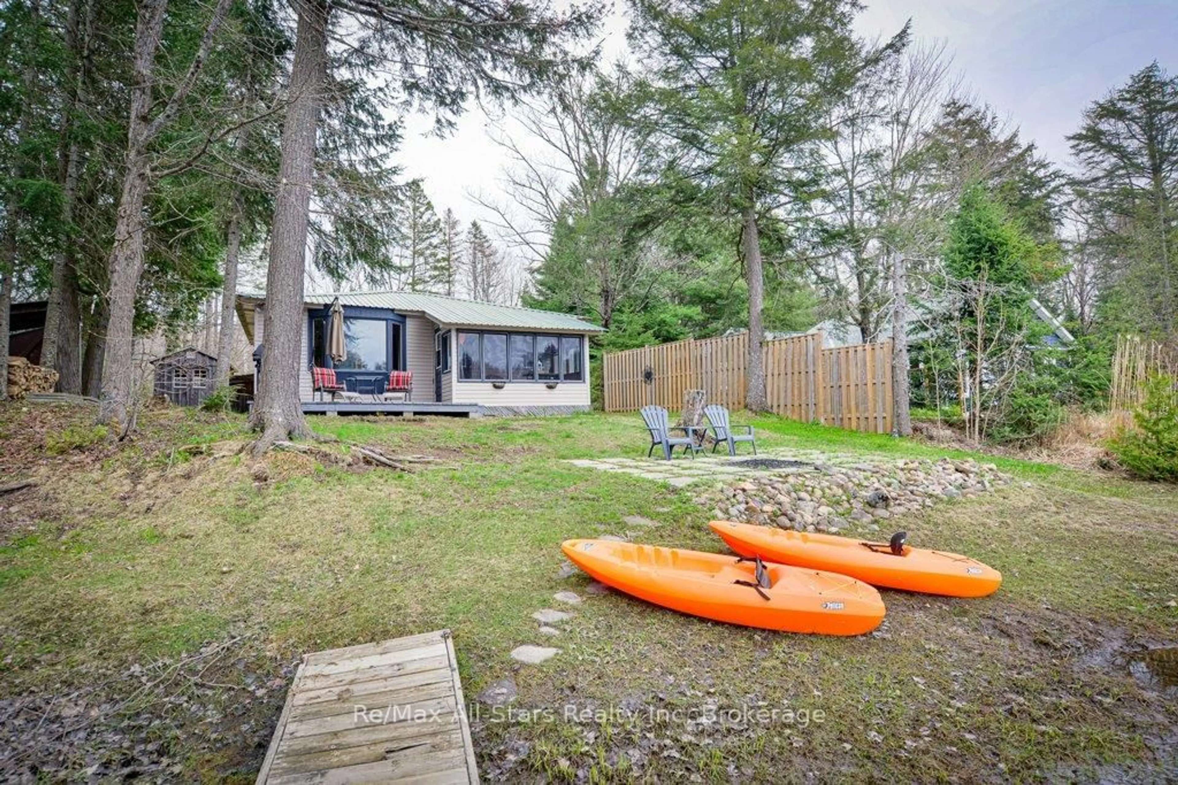 A pic from outside/outdoor area/front of a property/back of a property/a pic from drone, water/lake/river/ocean view for 1054 Keysbury Dr, Algonquin Highlands Ontario P0A 1H0