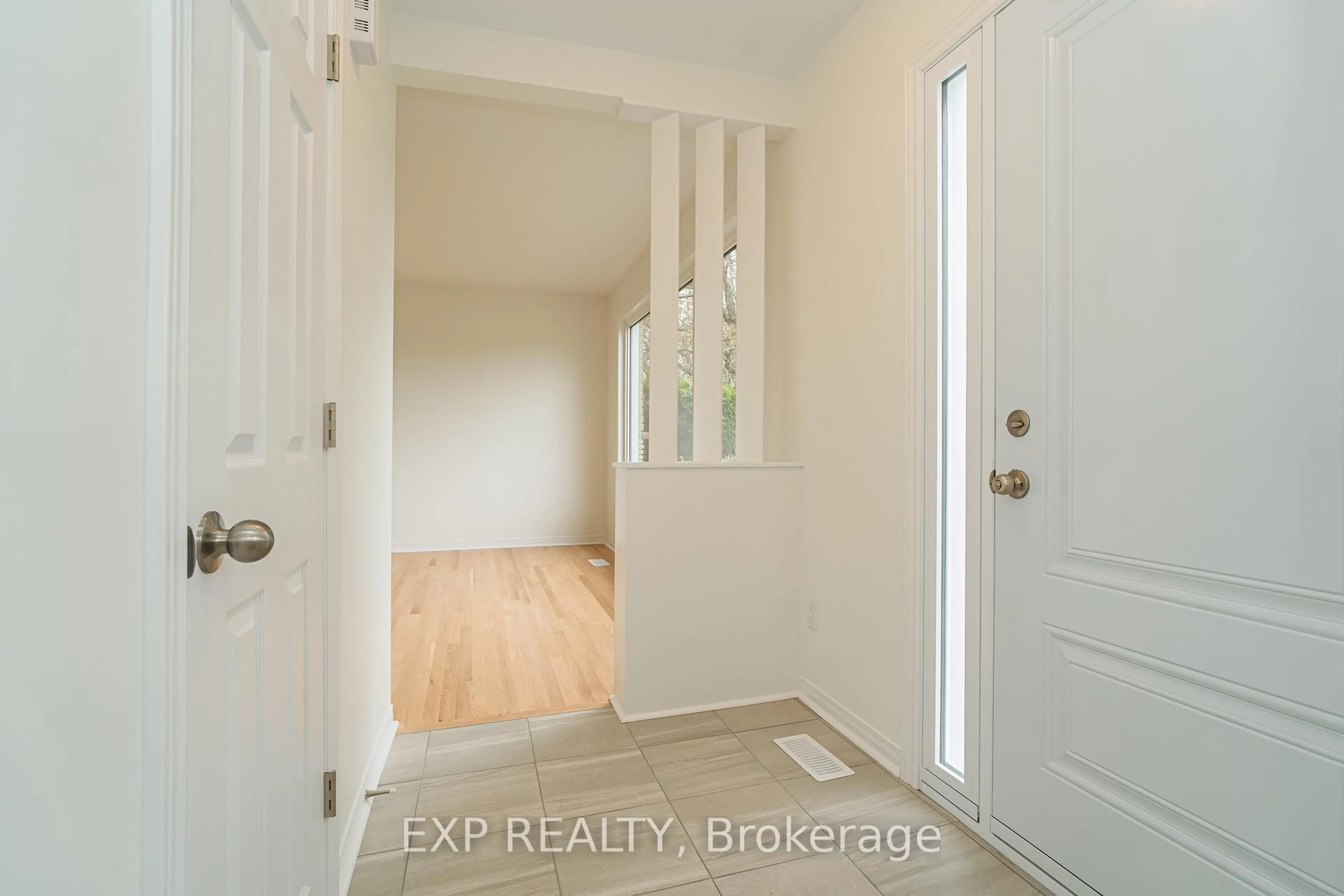 Indoor entryway for 120 Knoxdale Rd, Ottawa Ontario K2G 1A7