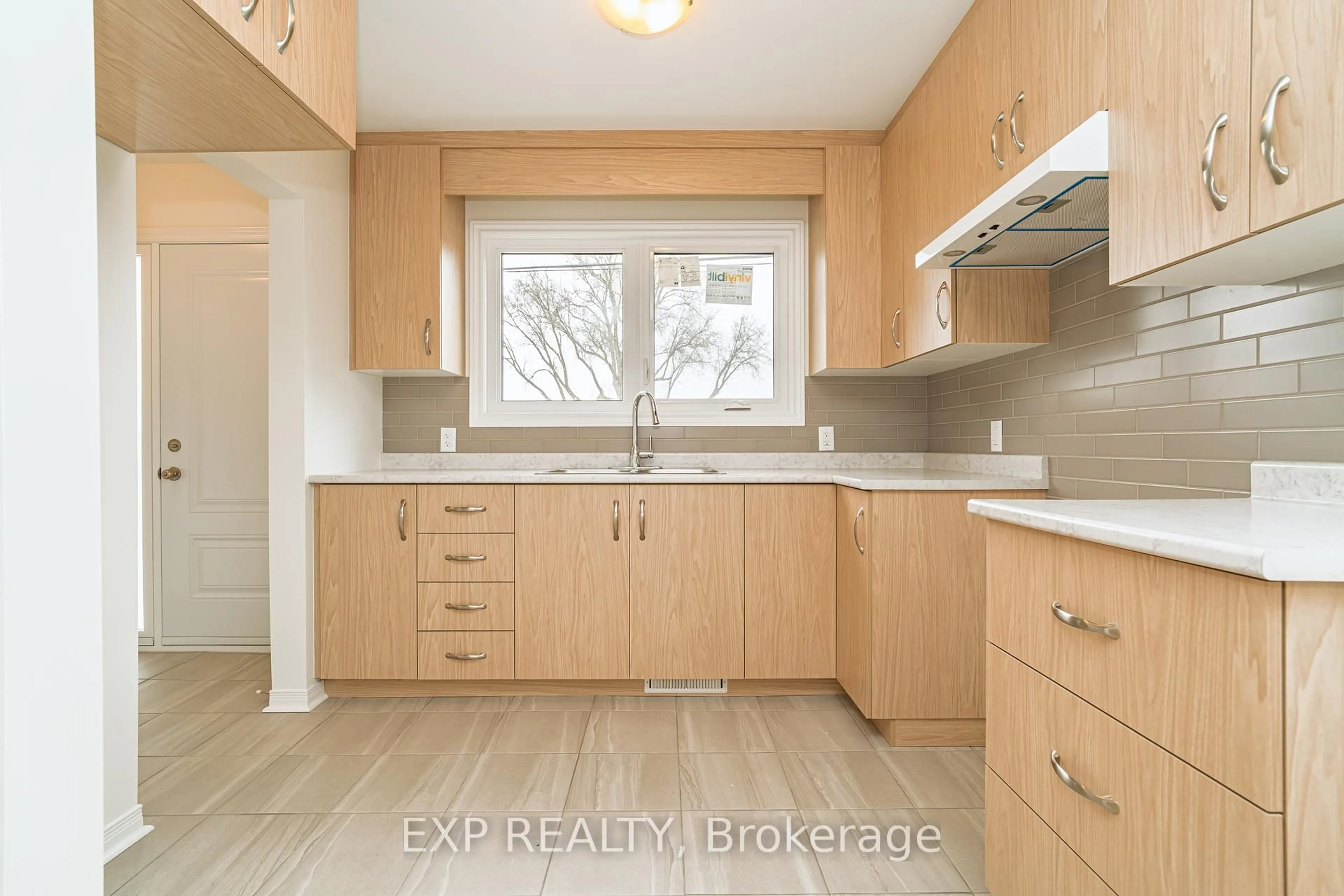 Standard kitchen, wood/laminate floor for 120 Knoxdale Rd, Ottawa Ontario K2G 1A7