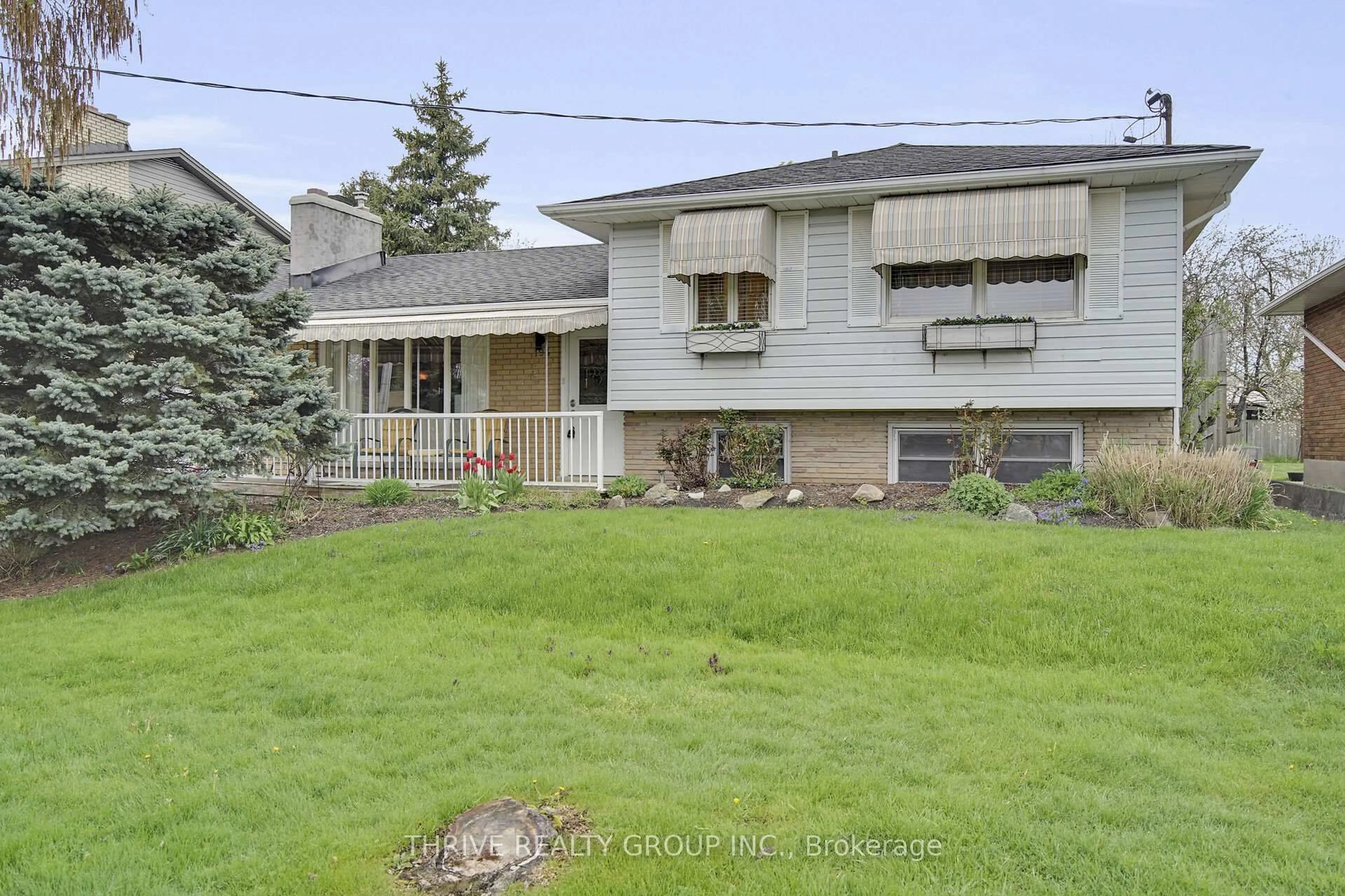 A pic from outside/outdoor area/front of a property/back of a property/a pic from drone, street for 194 Chestnut St, St. Thomas Ontario N5R 2B4