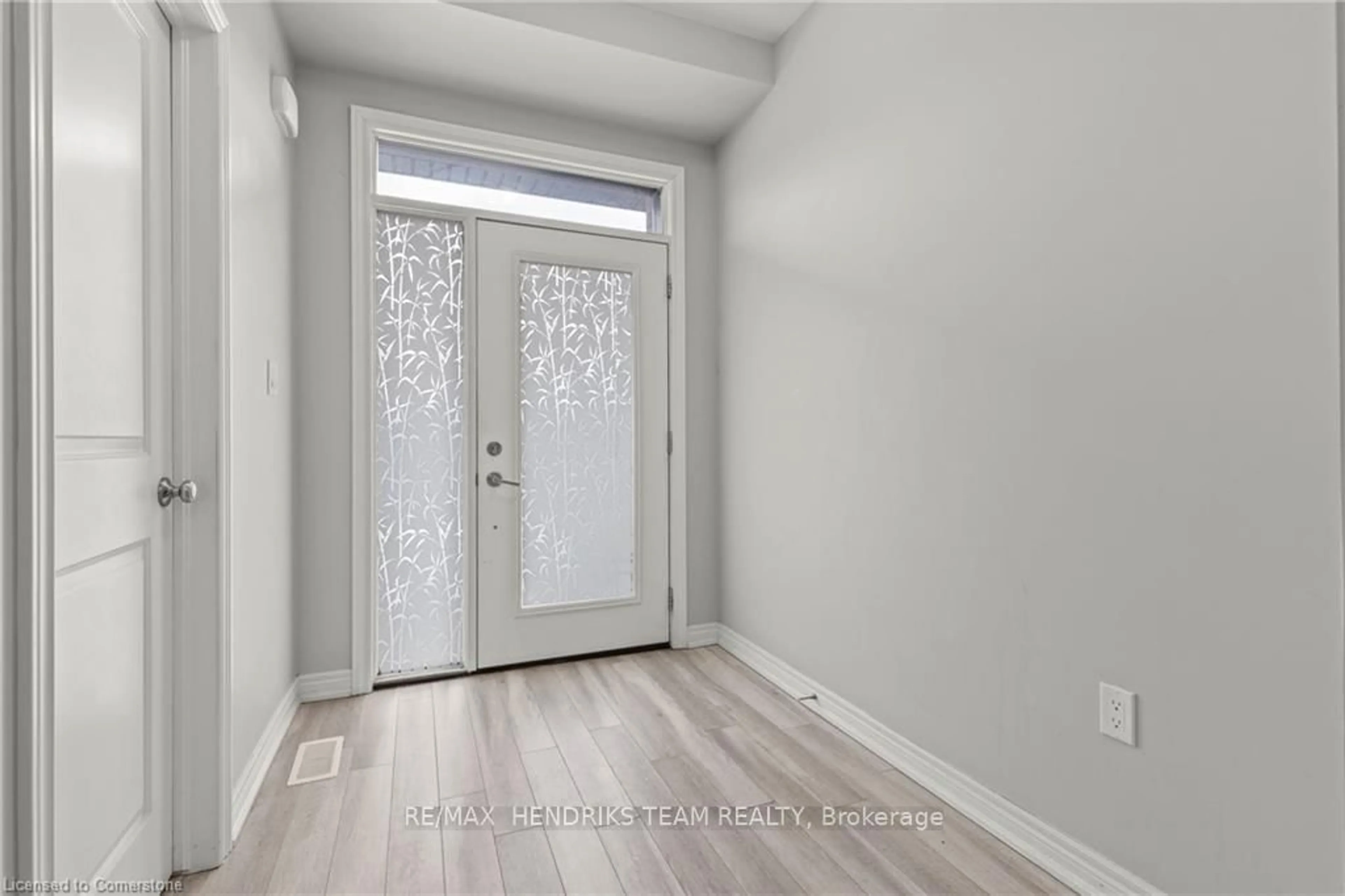 Indoor entryway for 44 Woodburn Ave, St. Catharines Ontario L2P 0B8