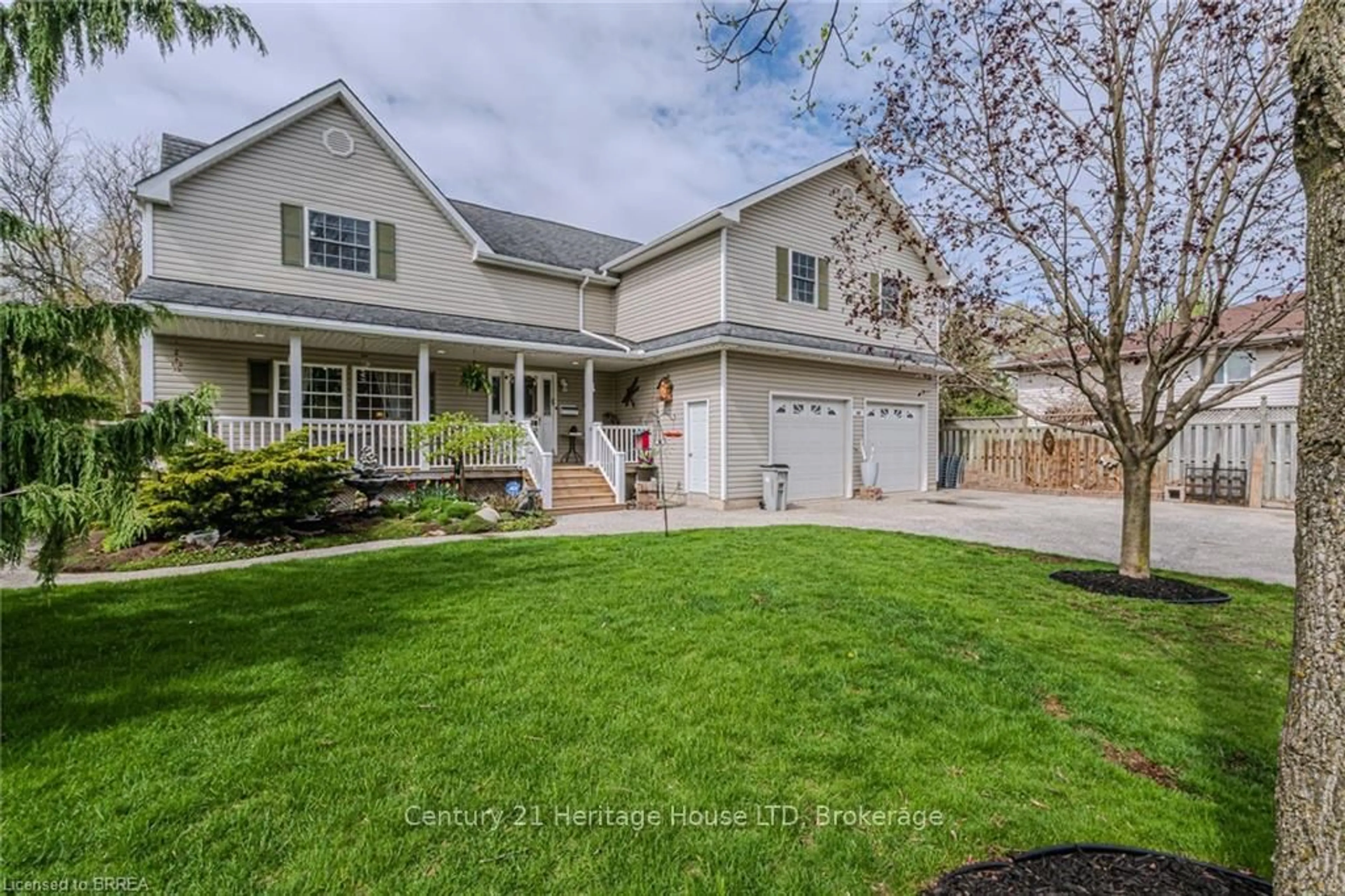 Home with vinyl exterior material, street for 388 Mckellar St, Strathroy-Caradoc Ontario N7G 2Y5