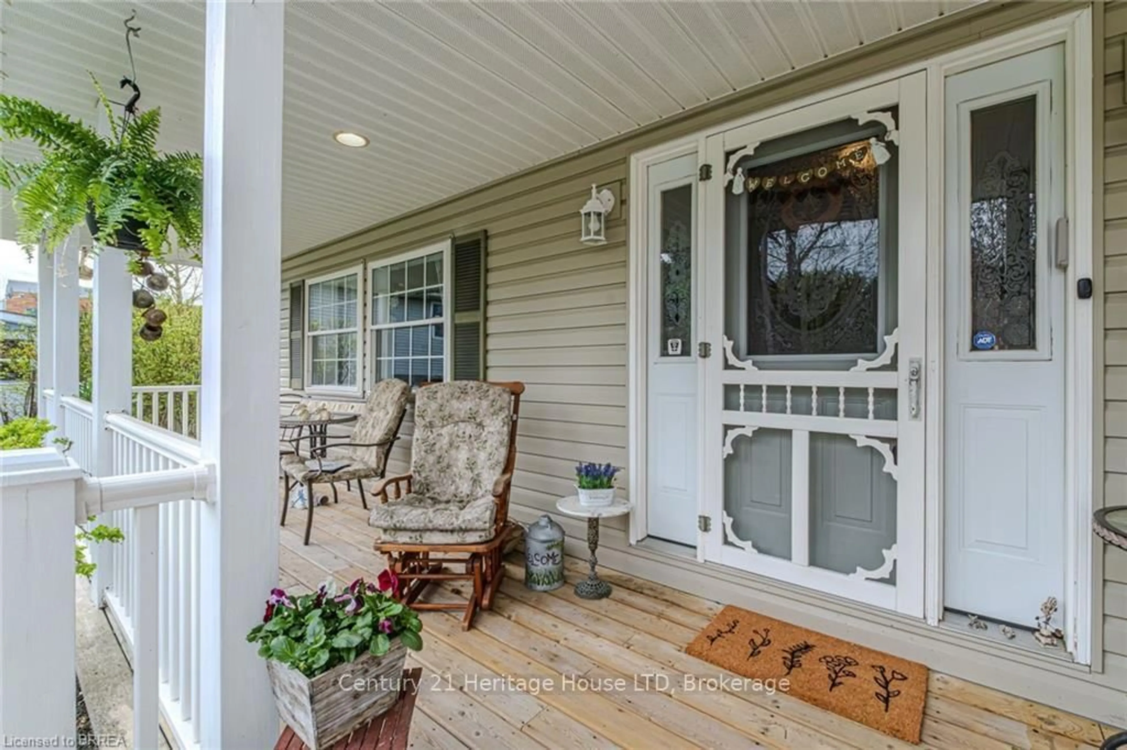 Indoor entryway for 388 Mckellar St, Strathroy-Caradoc Ontario N7G 2Y5