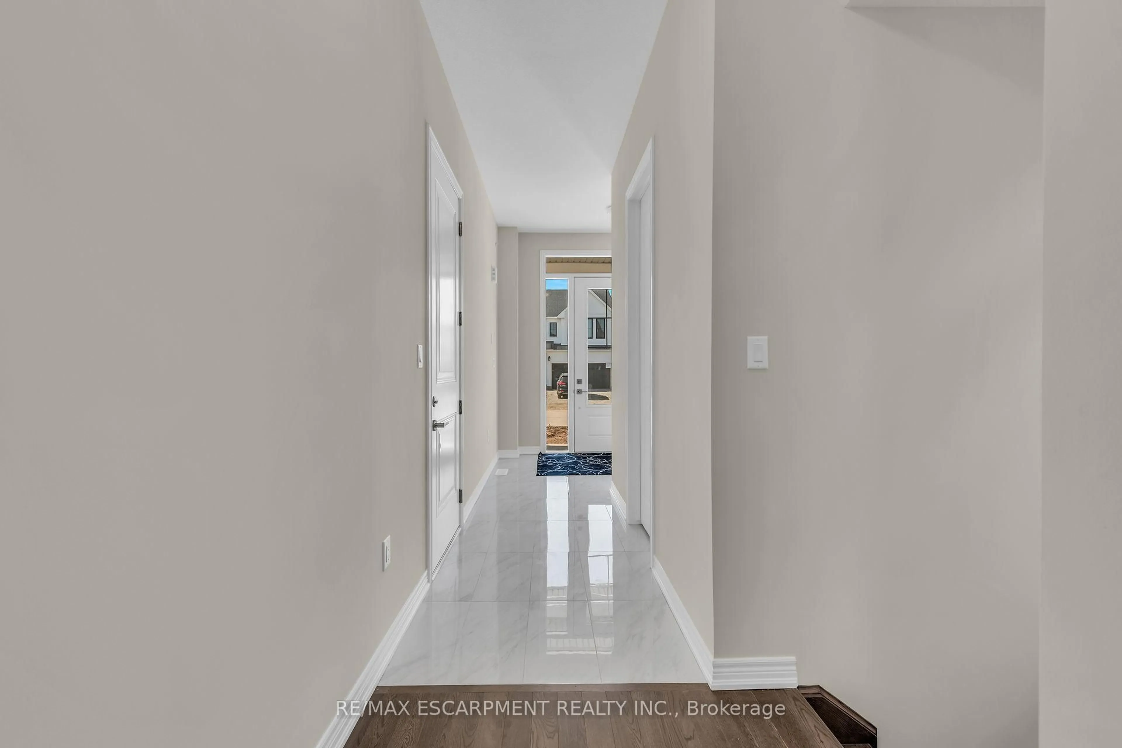 Indoor entryway for 67 Starfire Cres, Hamilton Ontario L8E 0K8