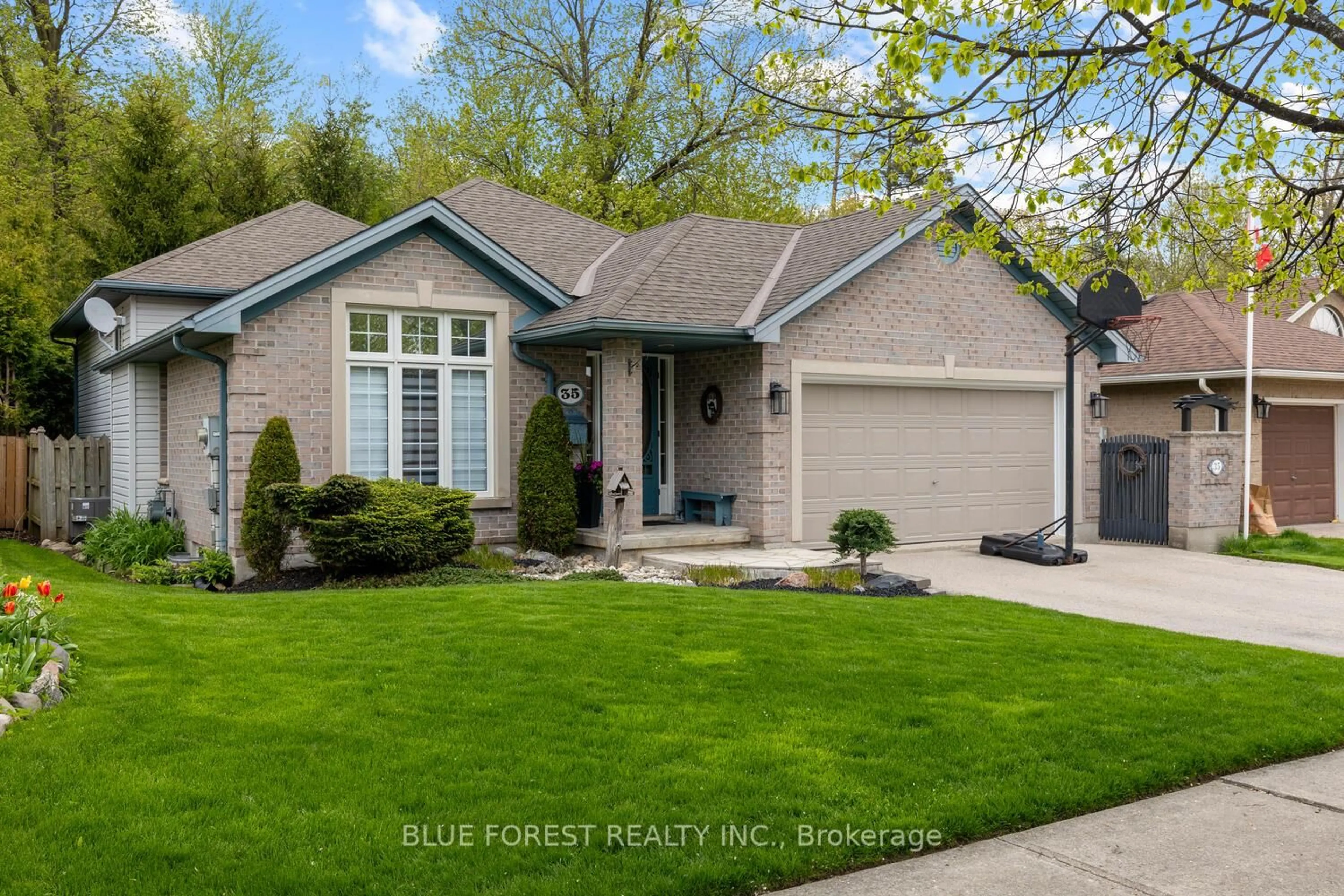 Home with vinyl exterior material, street for 35 Exmouth Dr, London East Ontario N5V 4V1