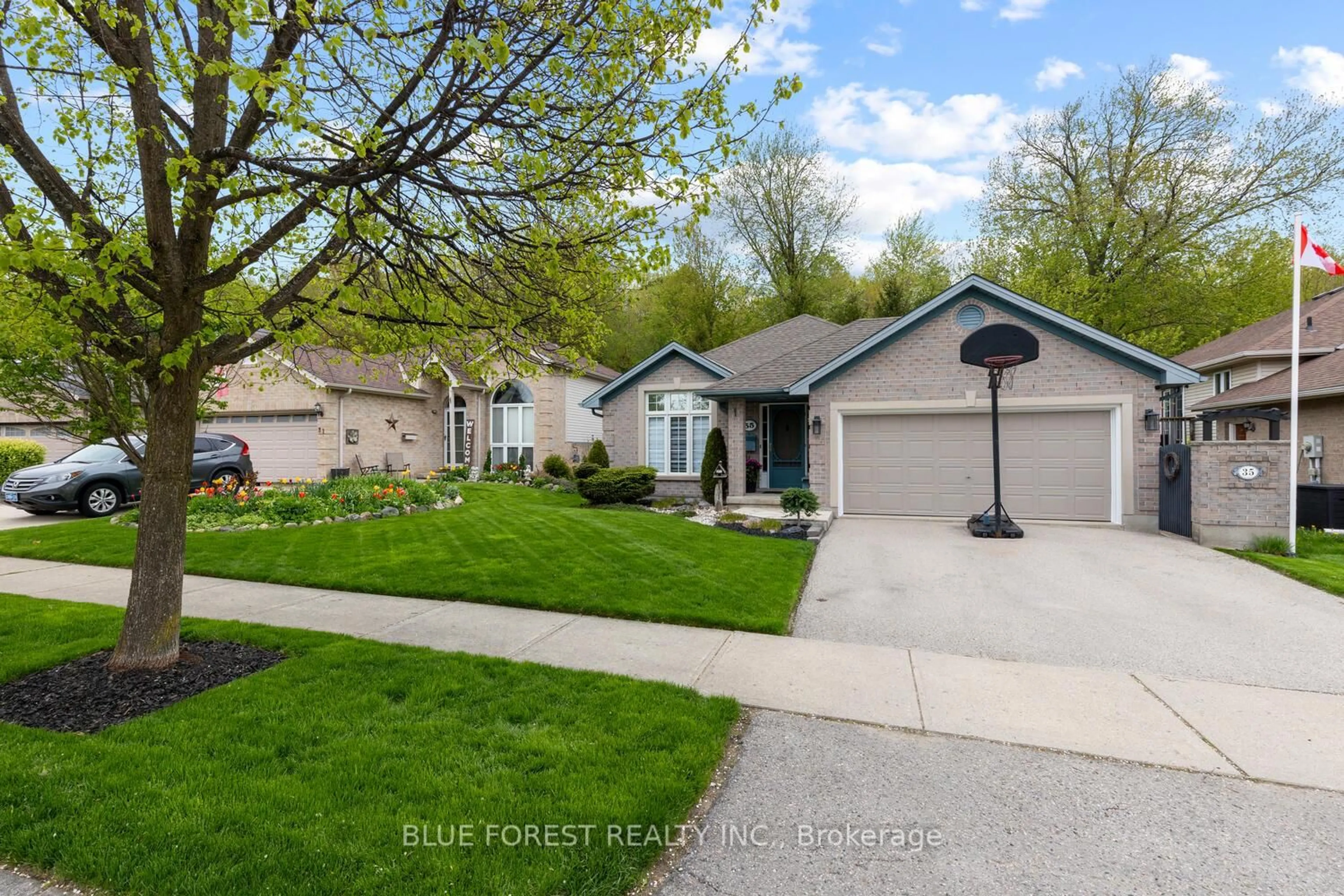 A pic from outside/outdoor area/front of a property/back of a property/a pic from drone, street for 35 Exmouth Dr, London East Ontario N5V 4V1