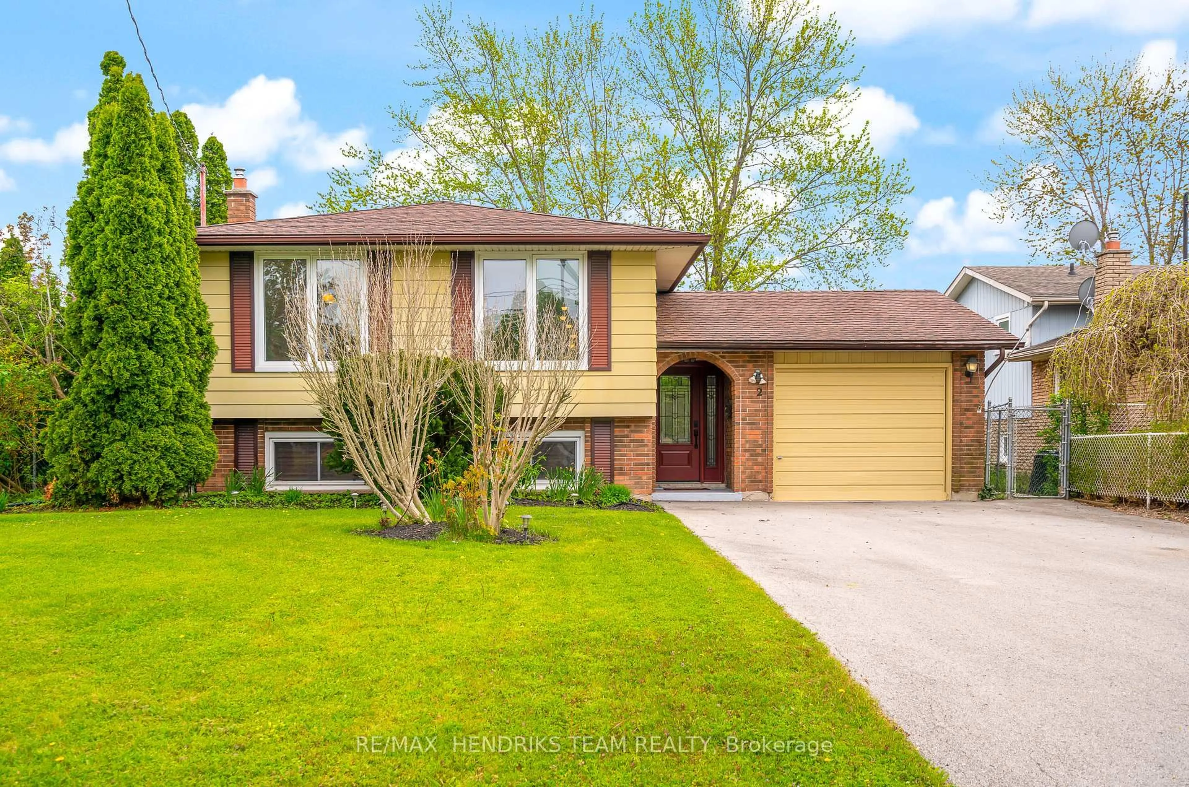 Home with vinyl exterior material, street for 2 ACADIA Cres, St. Catharines Ontario L2P 1H8