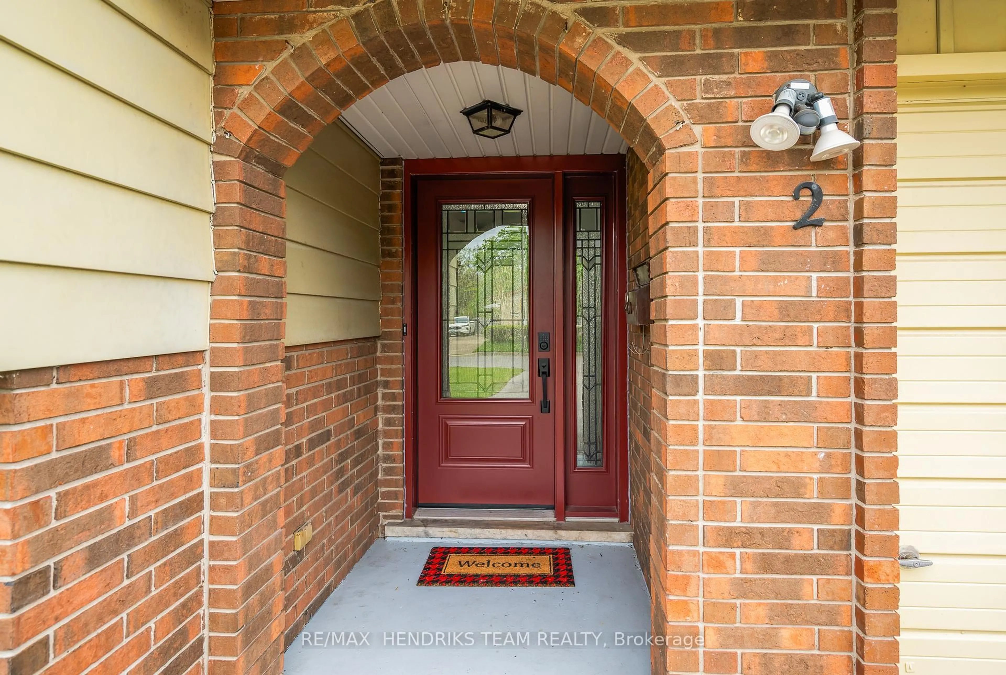 Indoor entryway for 2 ACADIA Cres, St. Catharines Ontario L2P 1H8