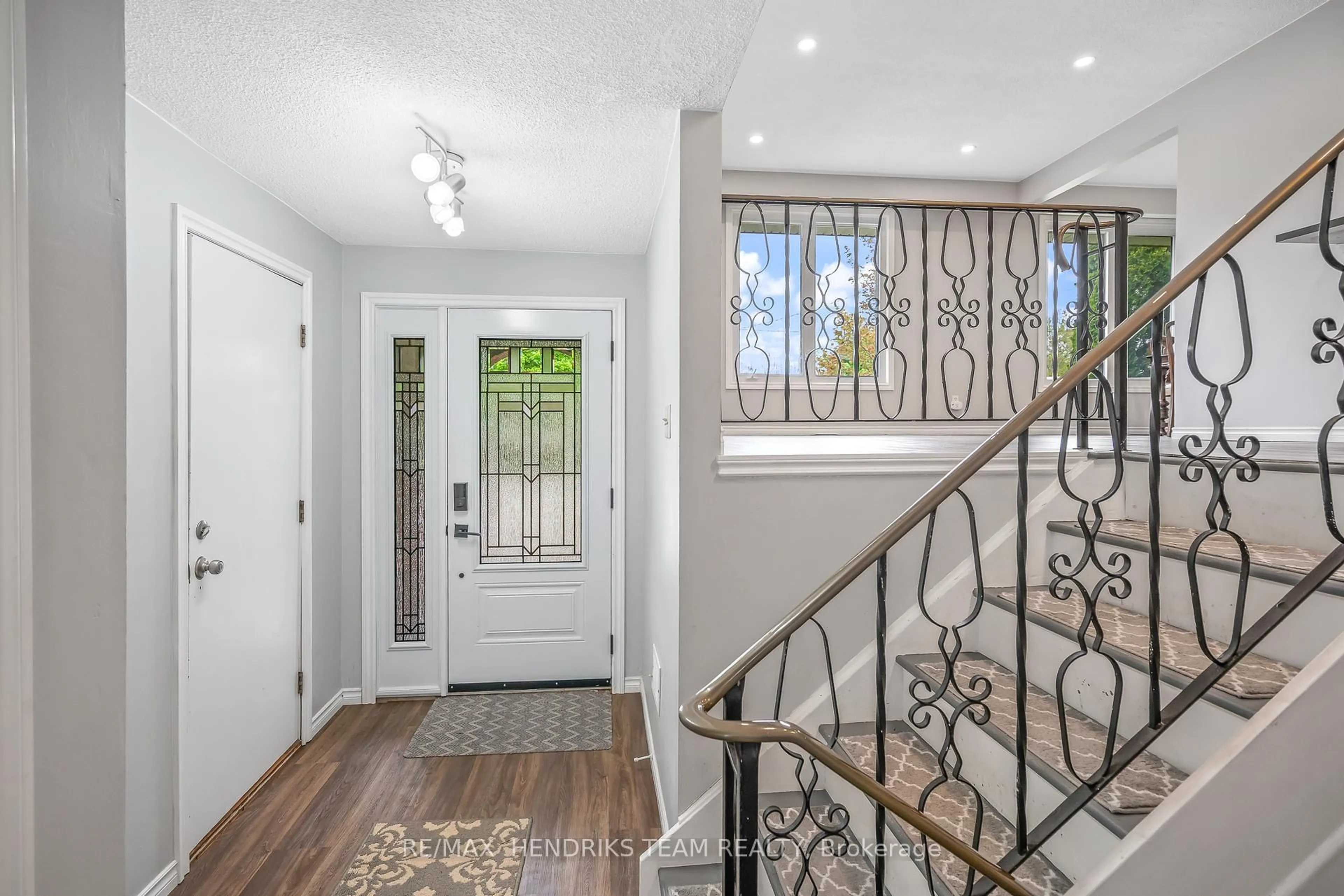 Indoor entryway for 2 ACADIA Cres, St. Catharines Ontario L2P 1H8