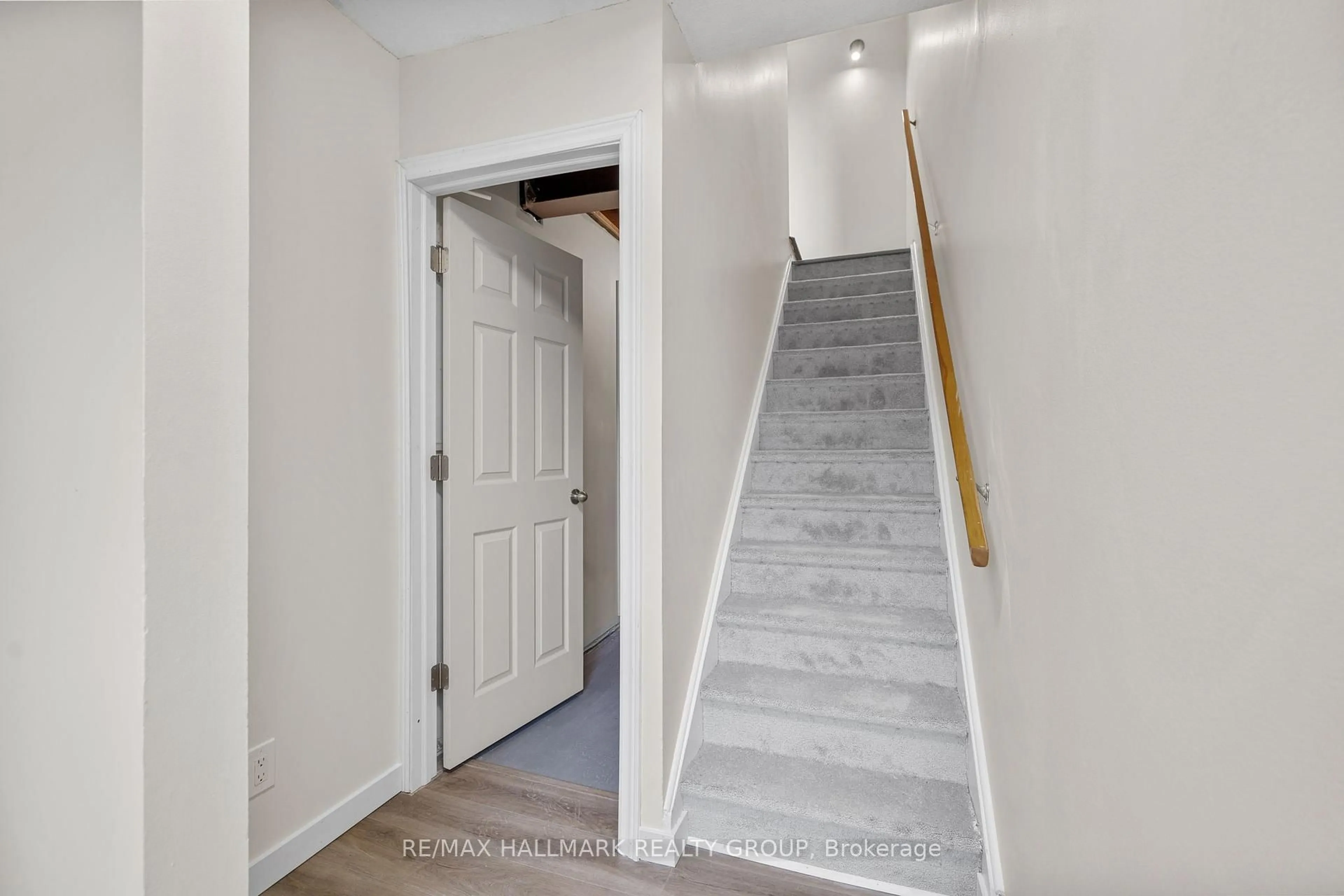 Indoor entryway for 1955 Greenway Pkwy #48, Ottawa Ontario K1B 5A9