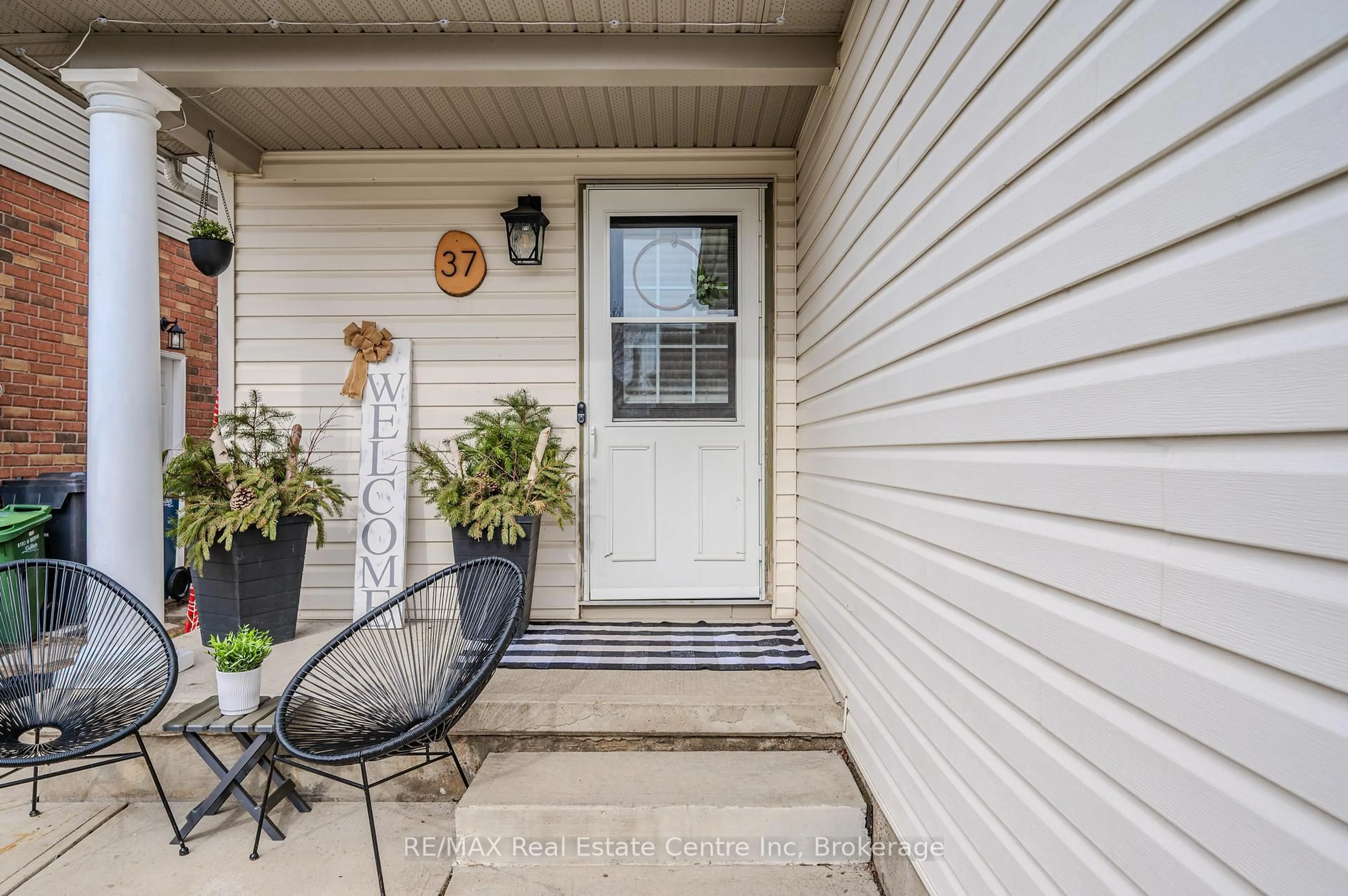 Indoor entryway for 37 Swift Cres, Guelph Ontario N1E 7J3