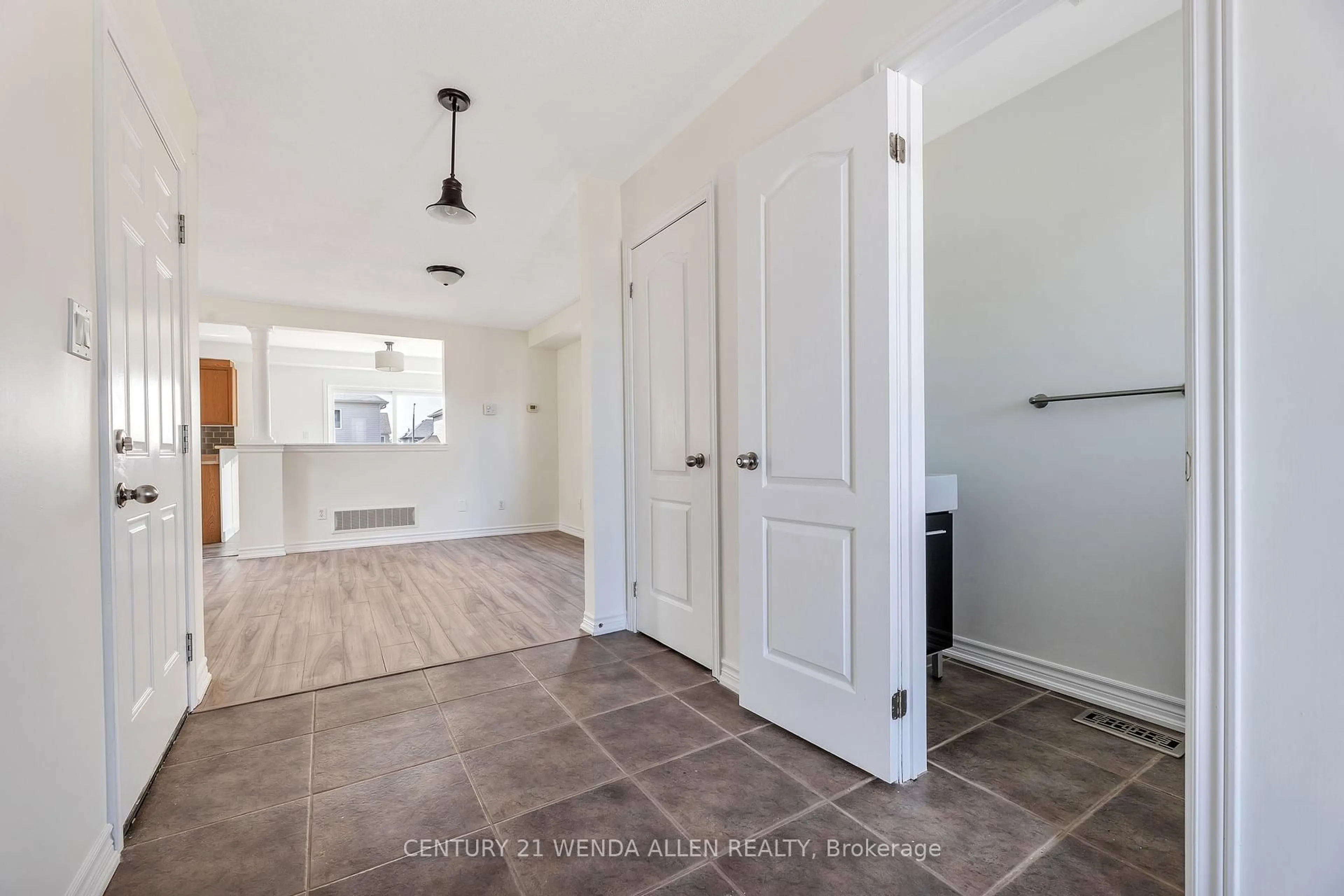 Indoor entryway for 33 Gunsolus Rd, Kawartha Lakes Ontario K9V 0E4