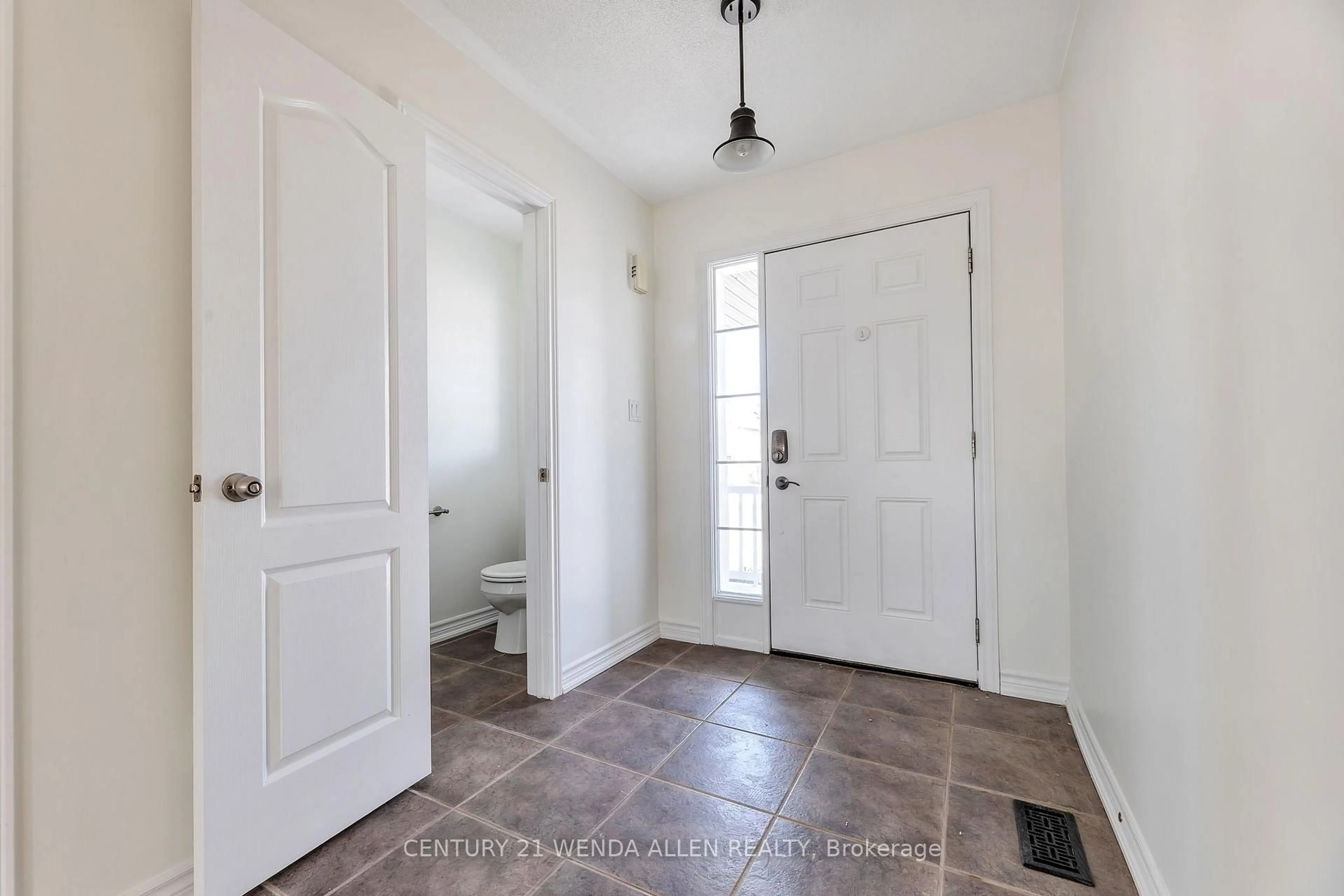 Indoor entryway for 33 Gunsolus Rd, Kawartha Lakes Ontario K9V 0E4