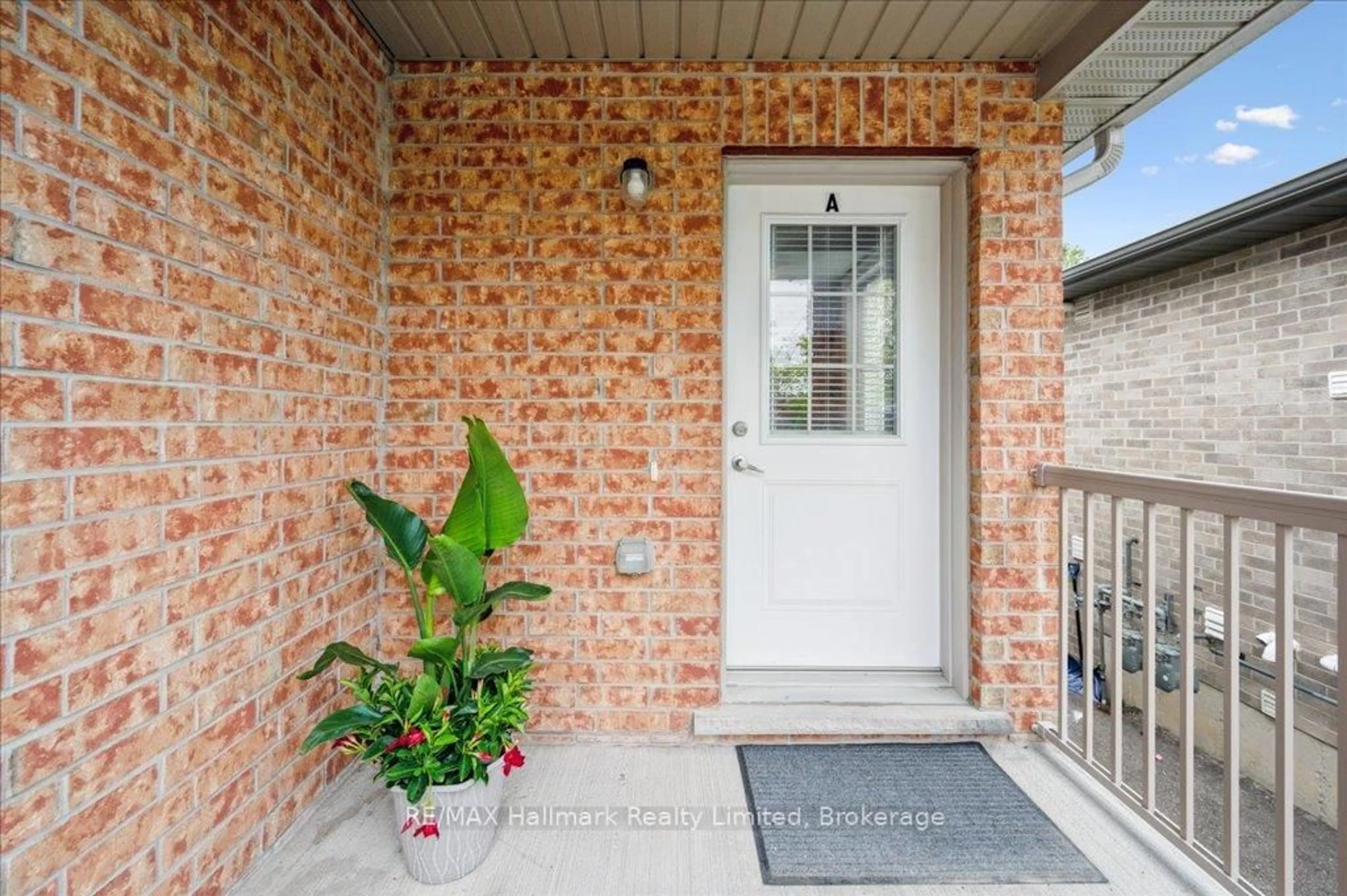 Indoor entryway for 399 Greenfield Ave, Kitchener Ontario N2C 1E6