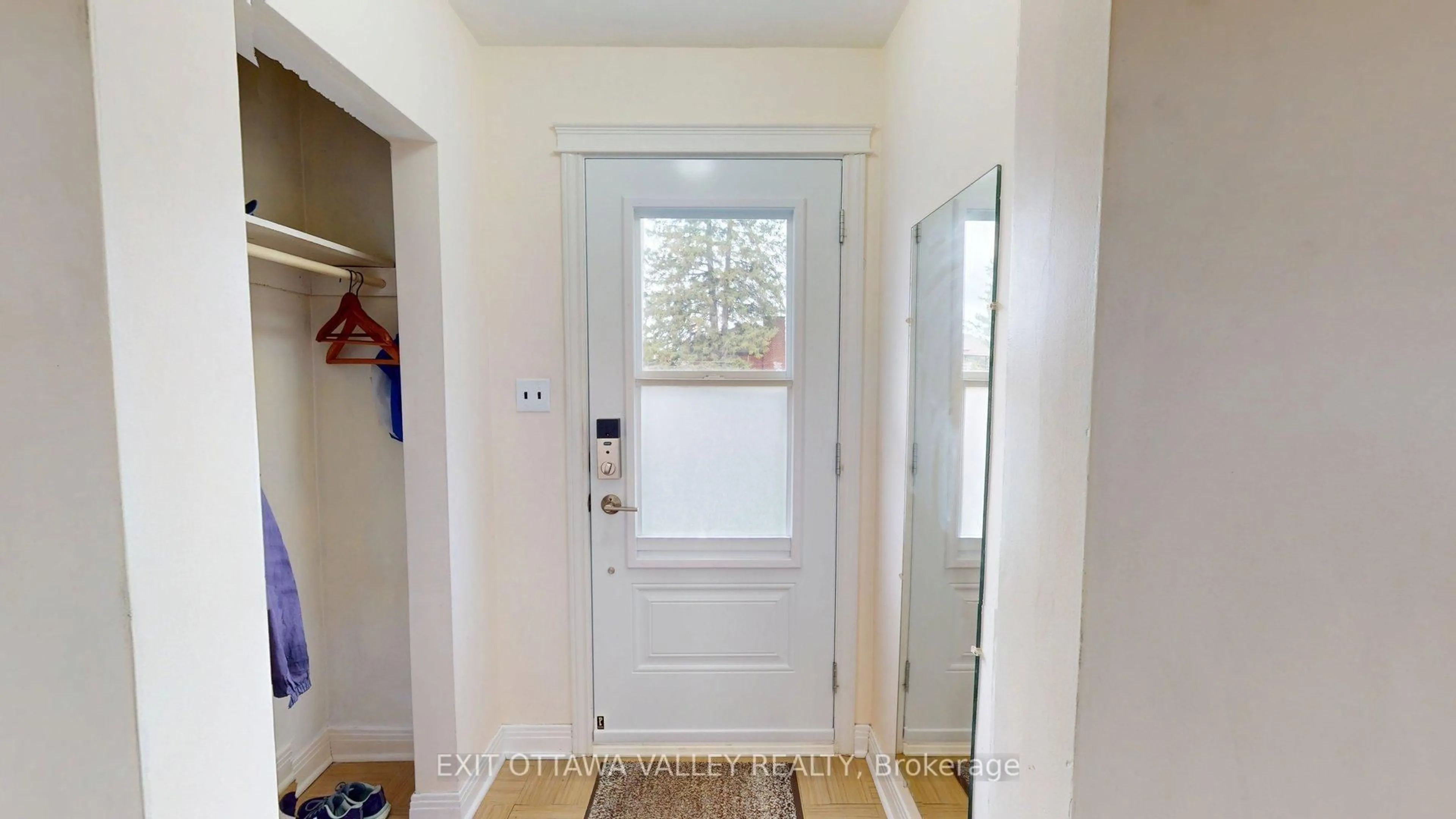 Indoor entryway for 259 Patricia Ave, Pembroke Ontario K8A 2B7