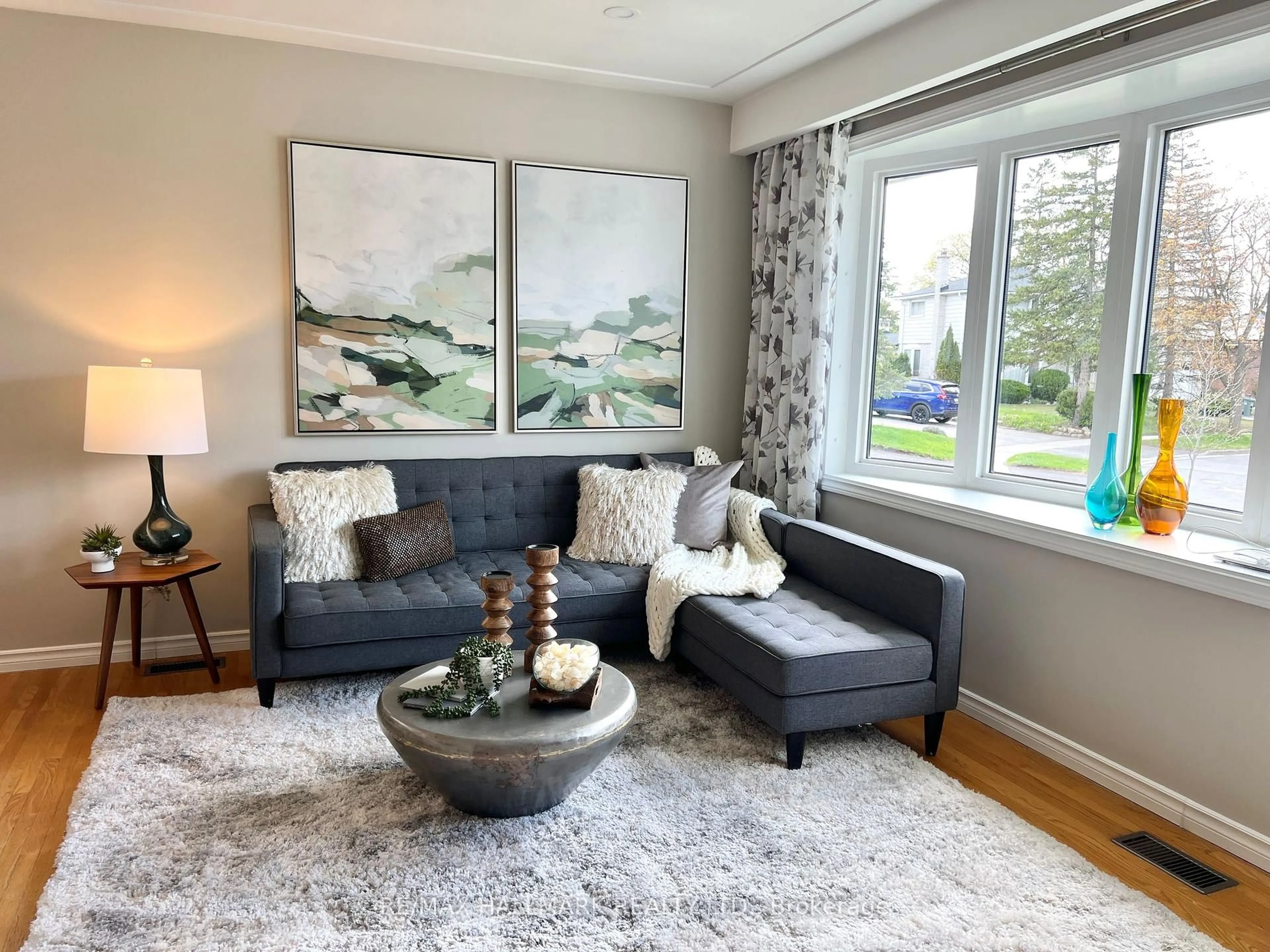 Living room with furniture, unknown for 8 Mayfair Crt, Guelph Ontario N1G 2S1