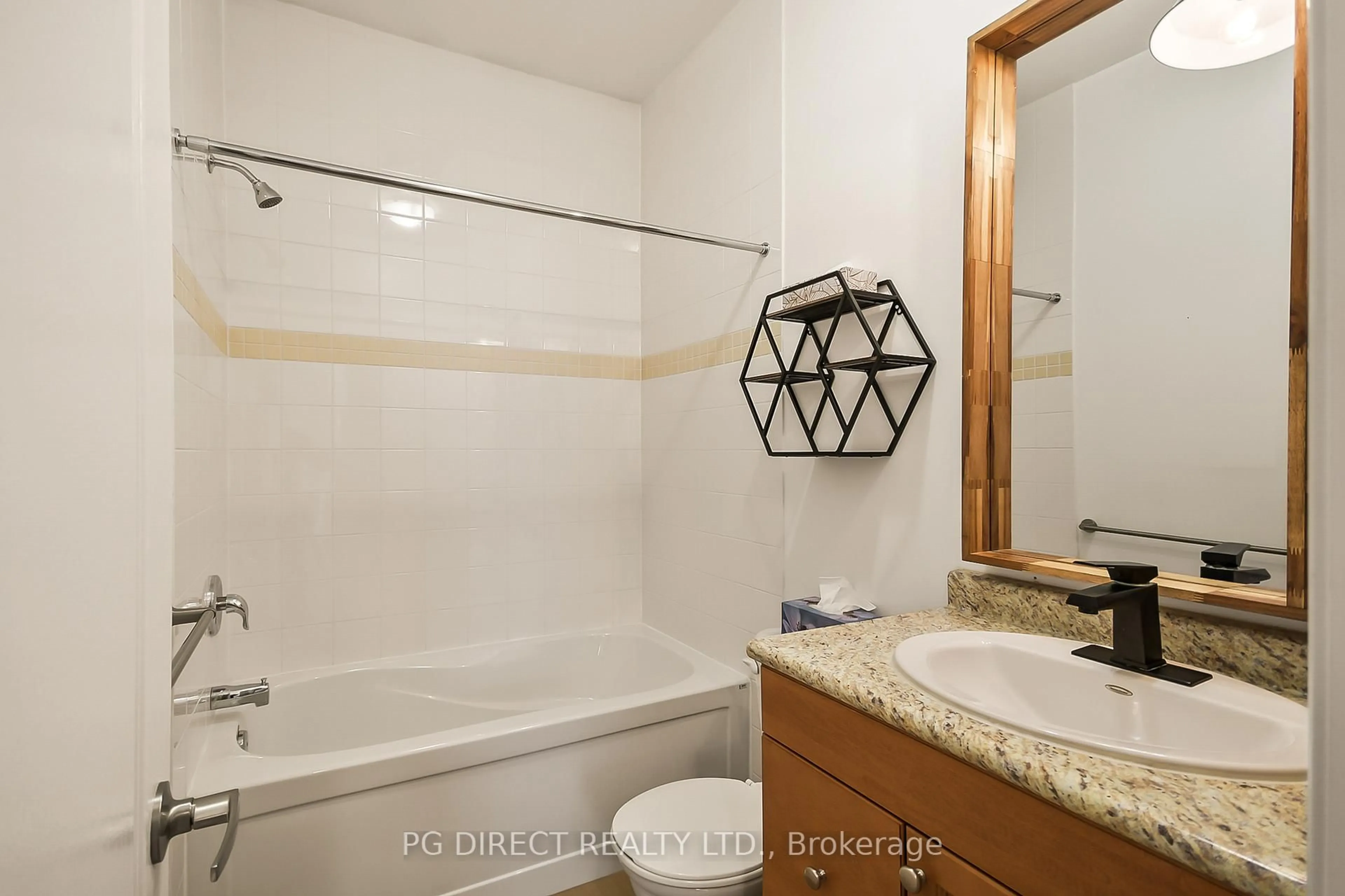 Standard bathroom, ceramic/tile floor for 11 Oakwood Hts, Bracebridge Ontario P1L 2G5