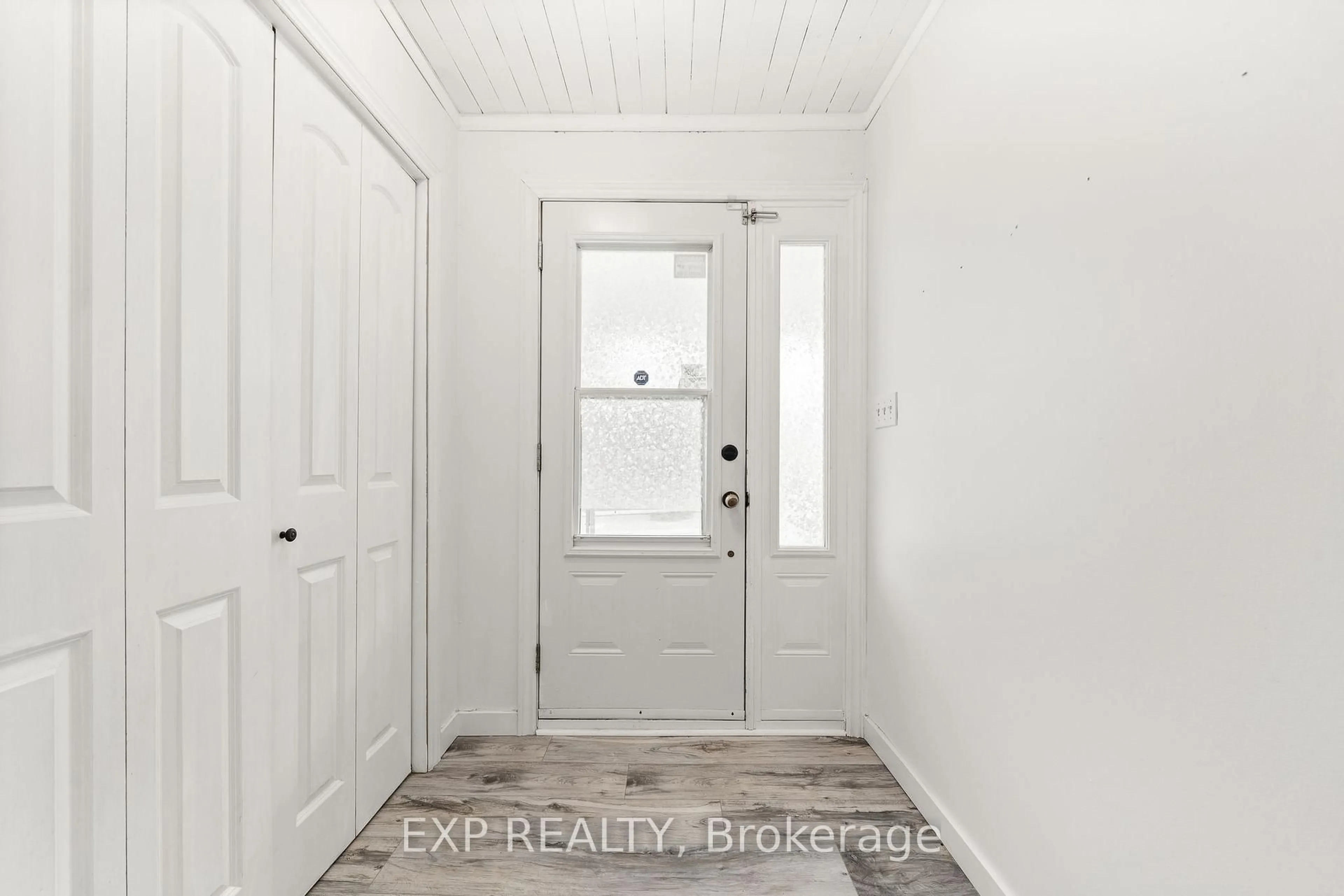 Indoor entryway for 50 Queen St, Tweed Ontario K0K 2L0