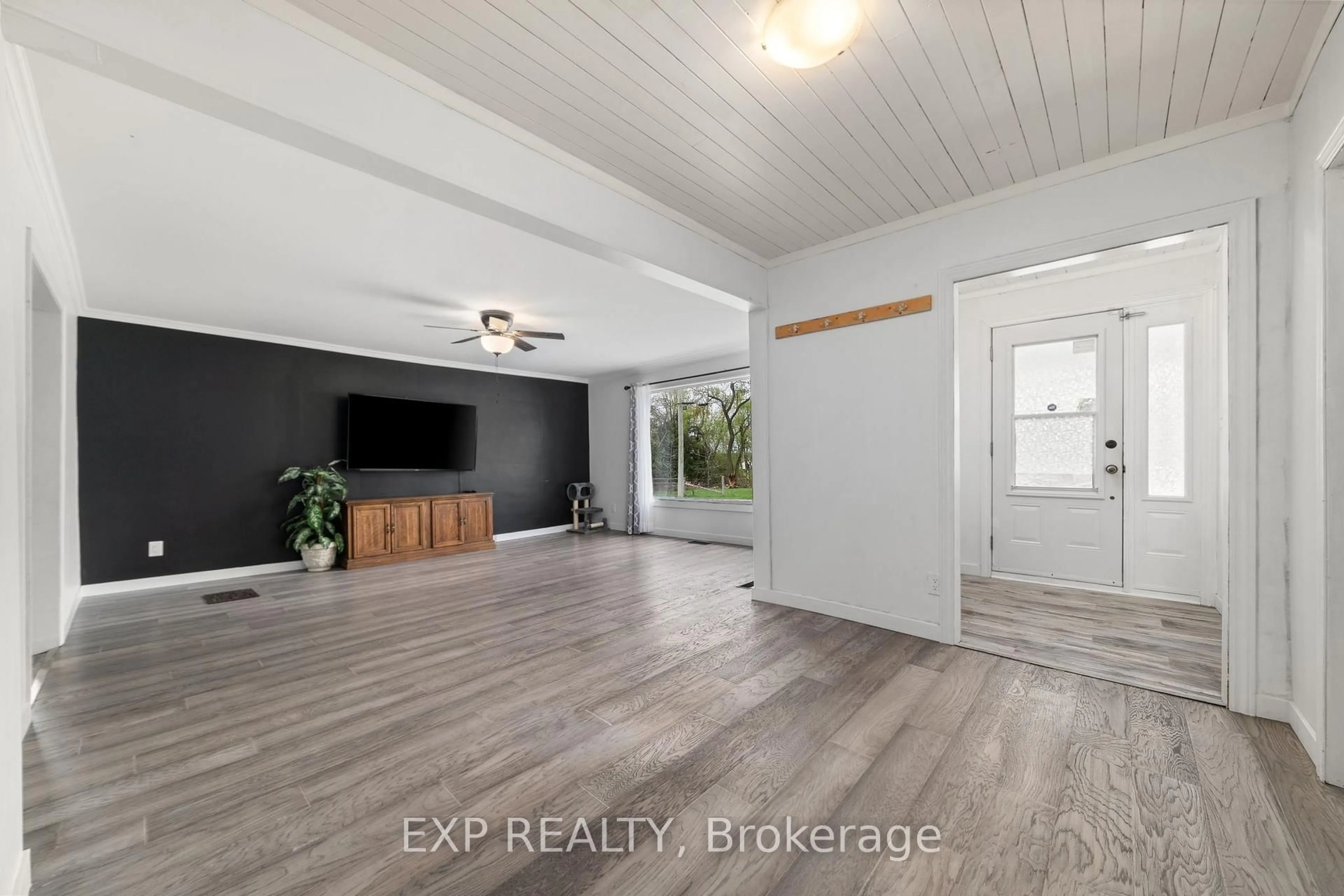 Indoor entryway for 50 Queen St, Tweed Ontario K0K 2L0