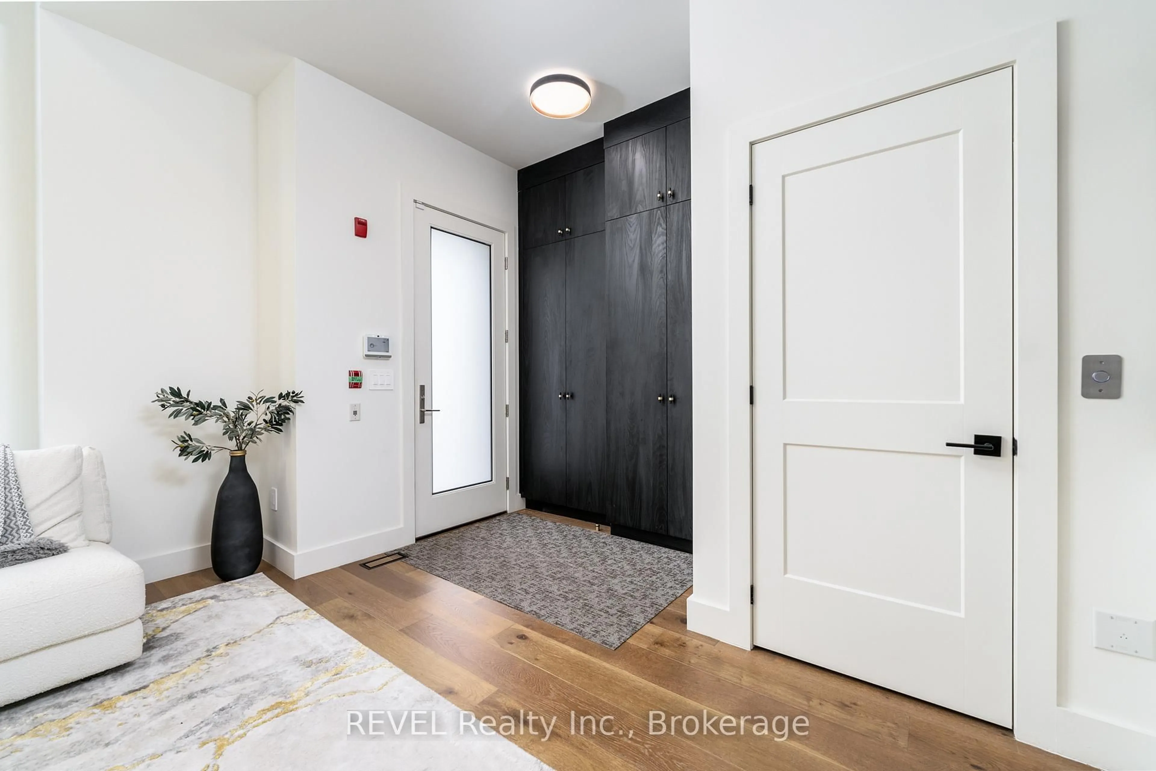 Indoor entryway for 1397 York Rd #10, Niagara-on-the-Lake Ontario L0S 1J1