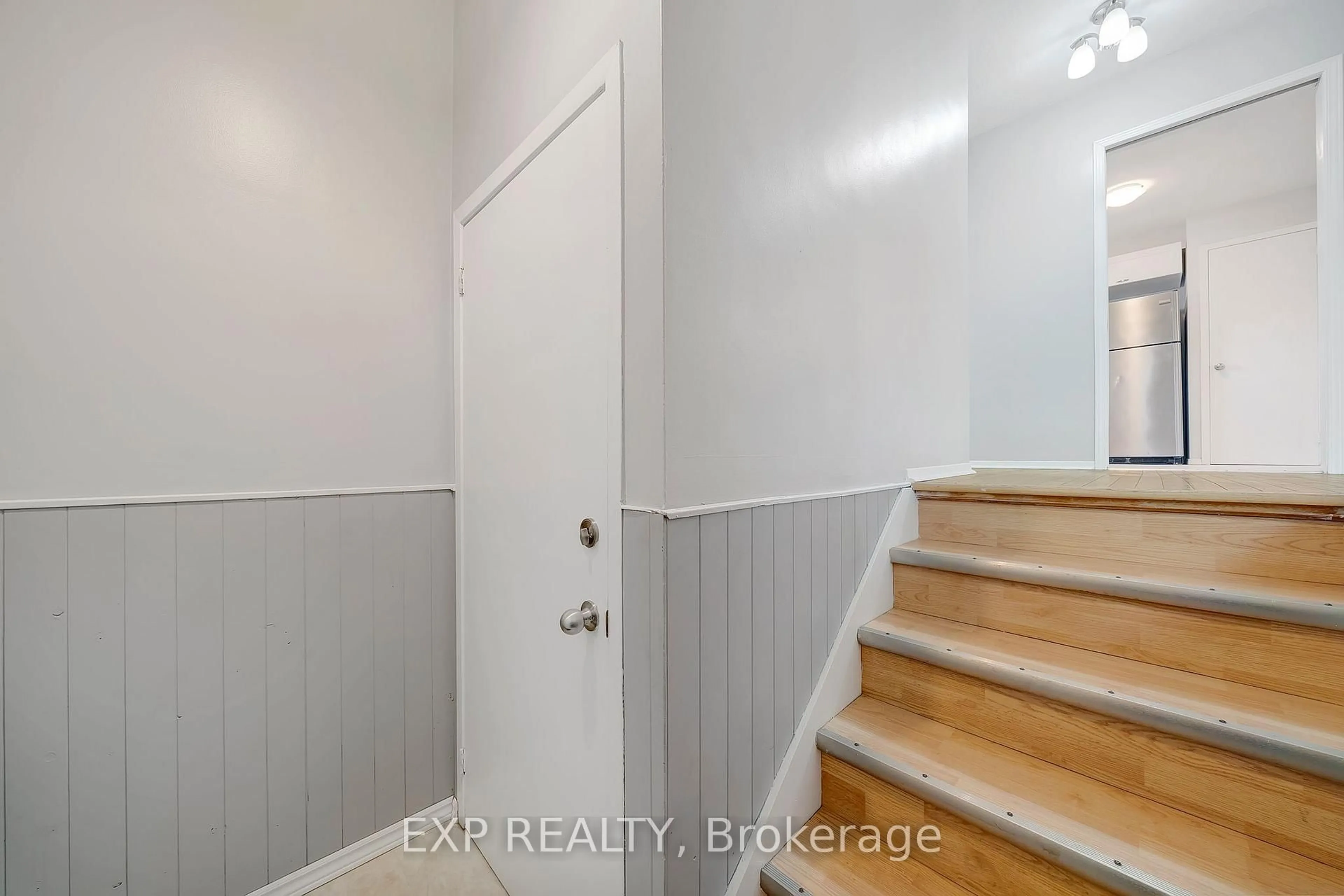 Indoor entryway for 510 First Ave, Welland Ontario L3C 6A7