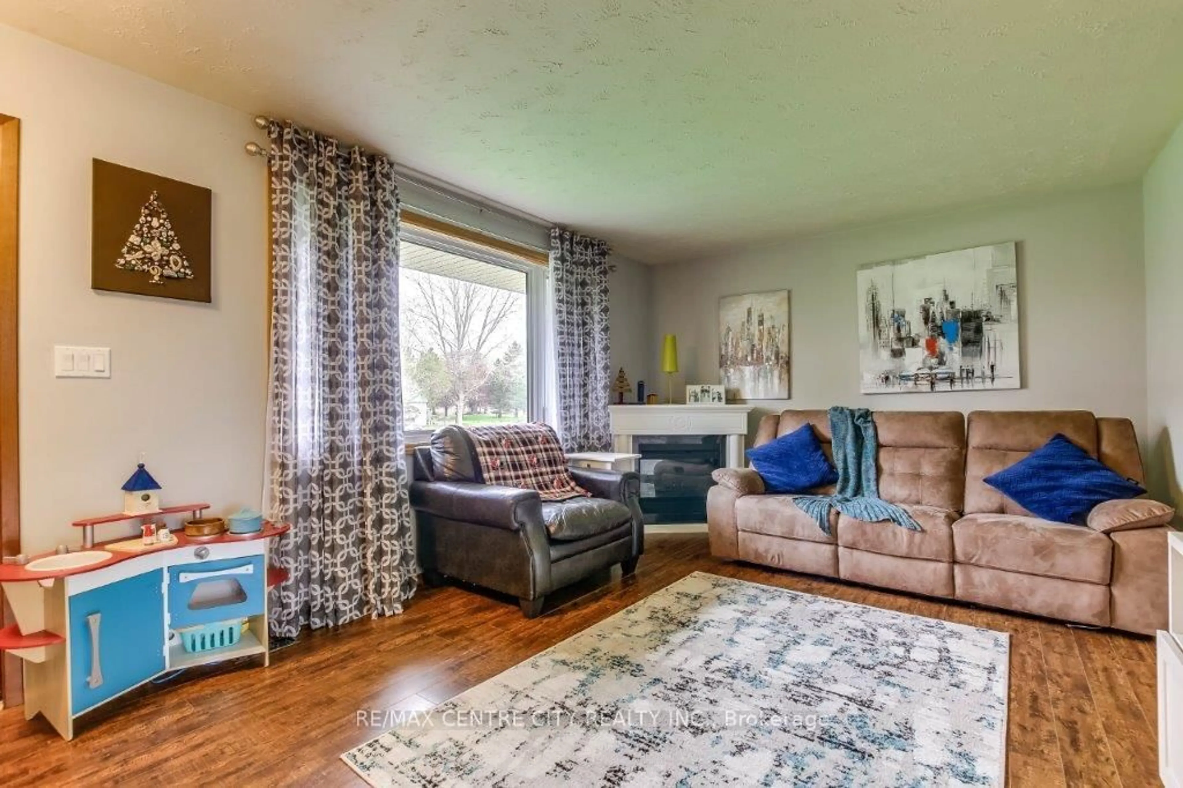 Living room with furniture, unknown for 44287 SPARTA Line, St. Thomas Ontario N5P 3S8