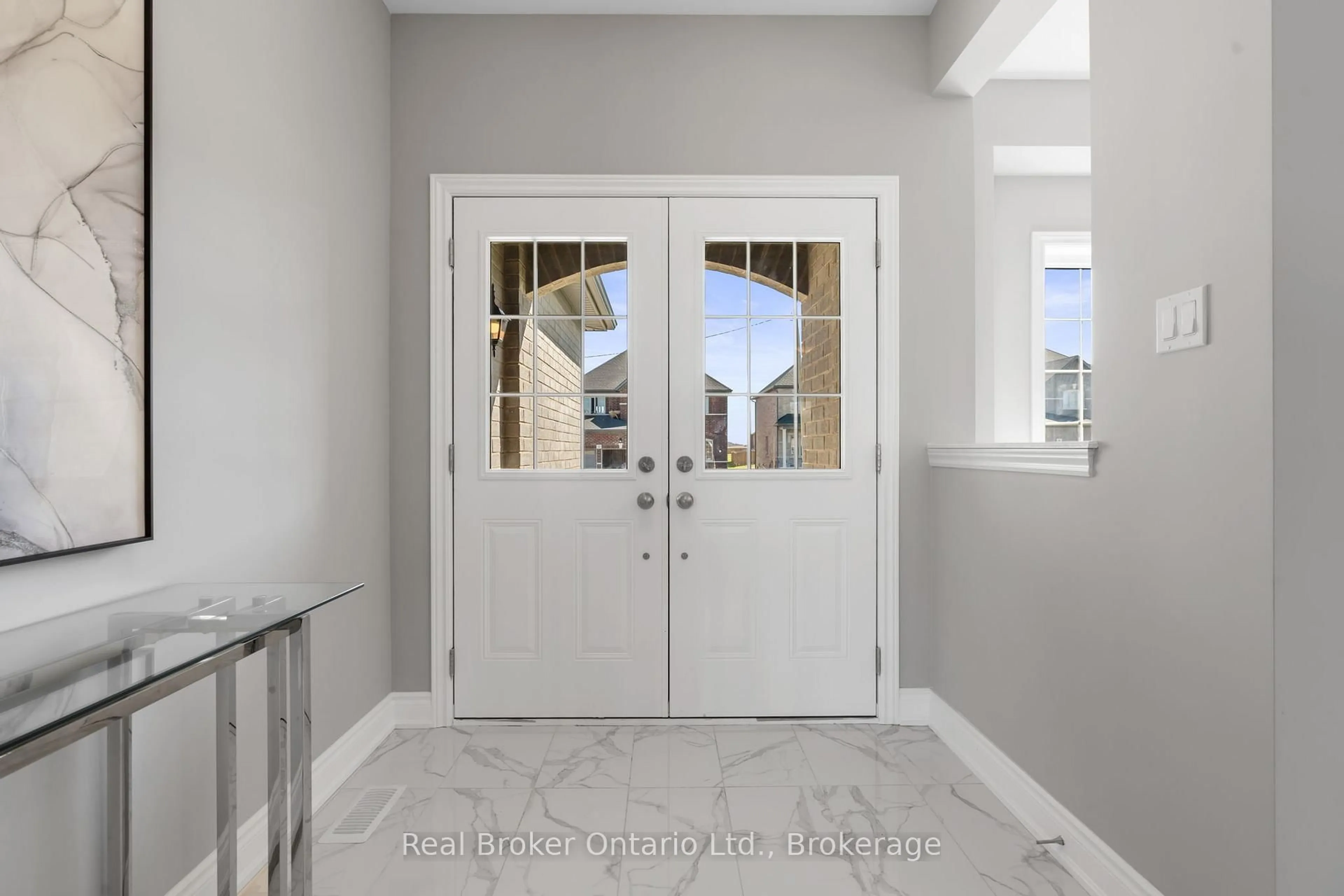Indoor entryway for 18 Venture Way, Thorold Ontario L2V 0G9