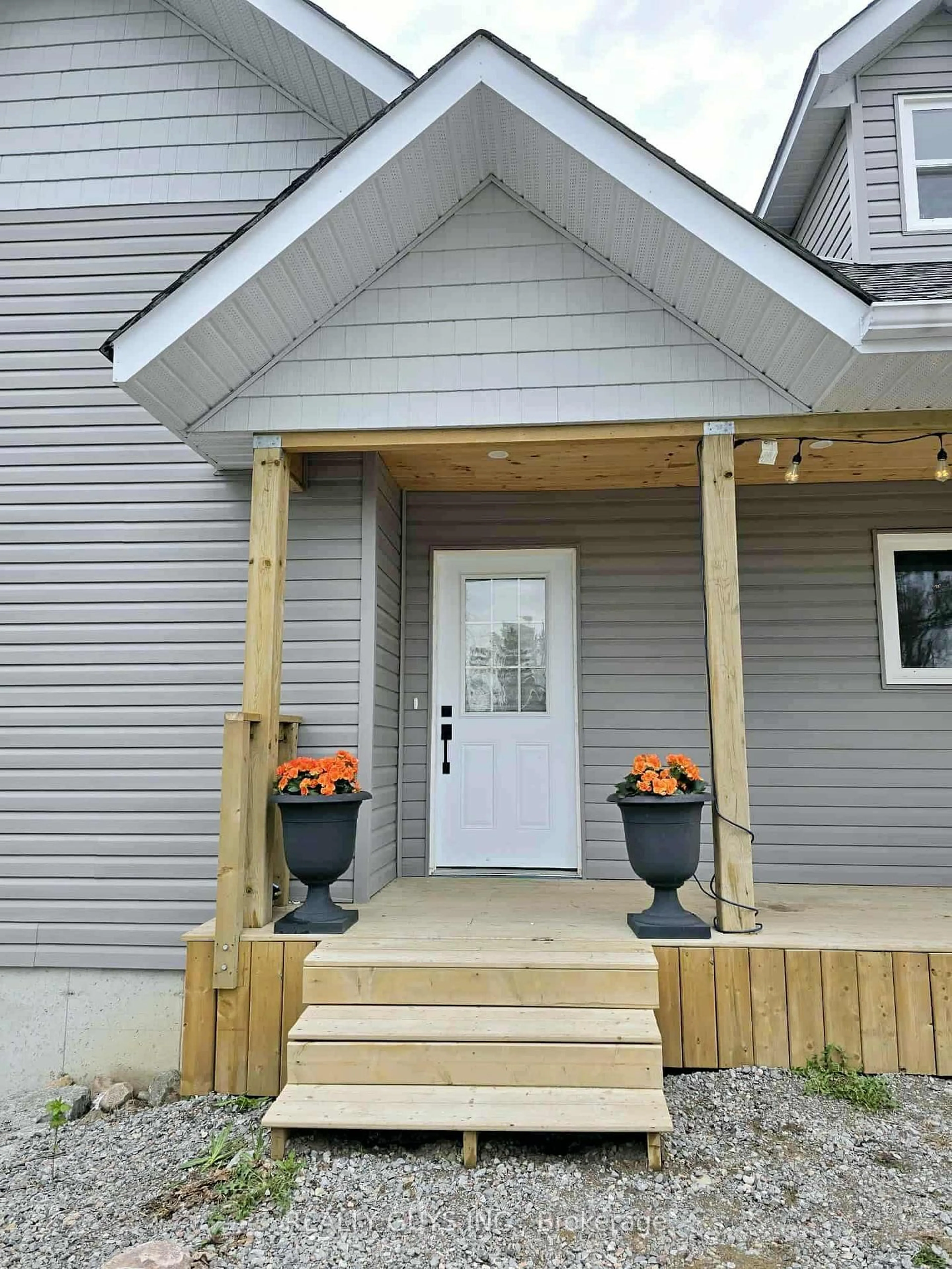 Indoor entryway for 909 Fairbairn St, Peterborough North Ontario K9H 6C2