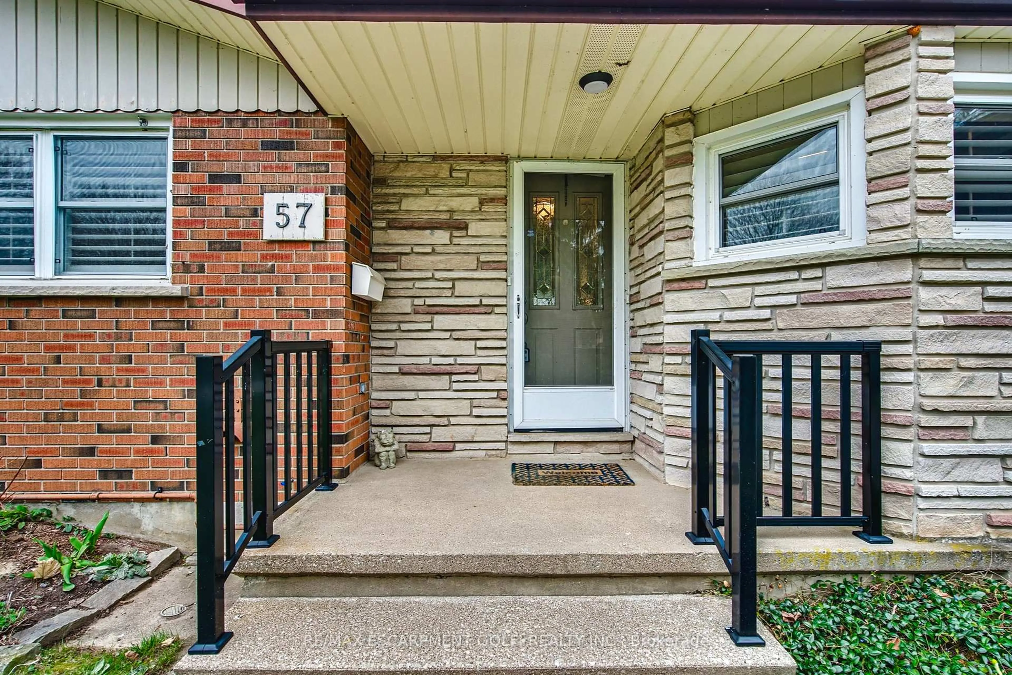 Indoor entryway for 57 Richelieu Dr, St. Catharines Ontario L2M 2C3