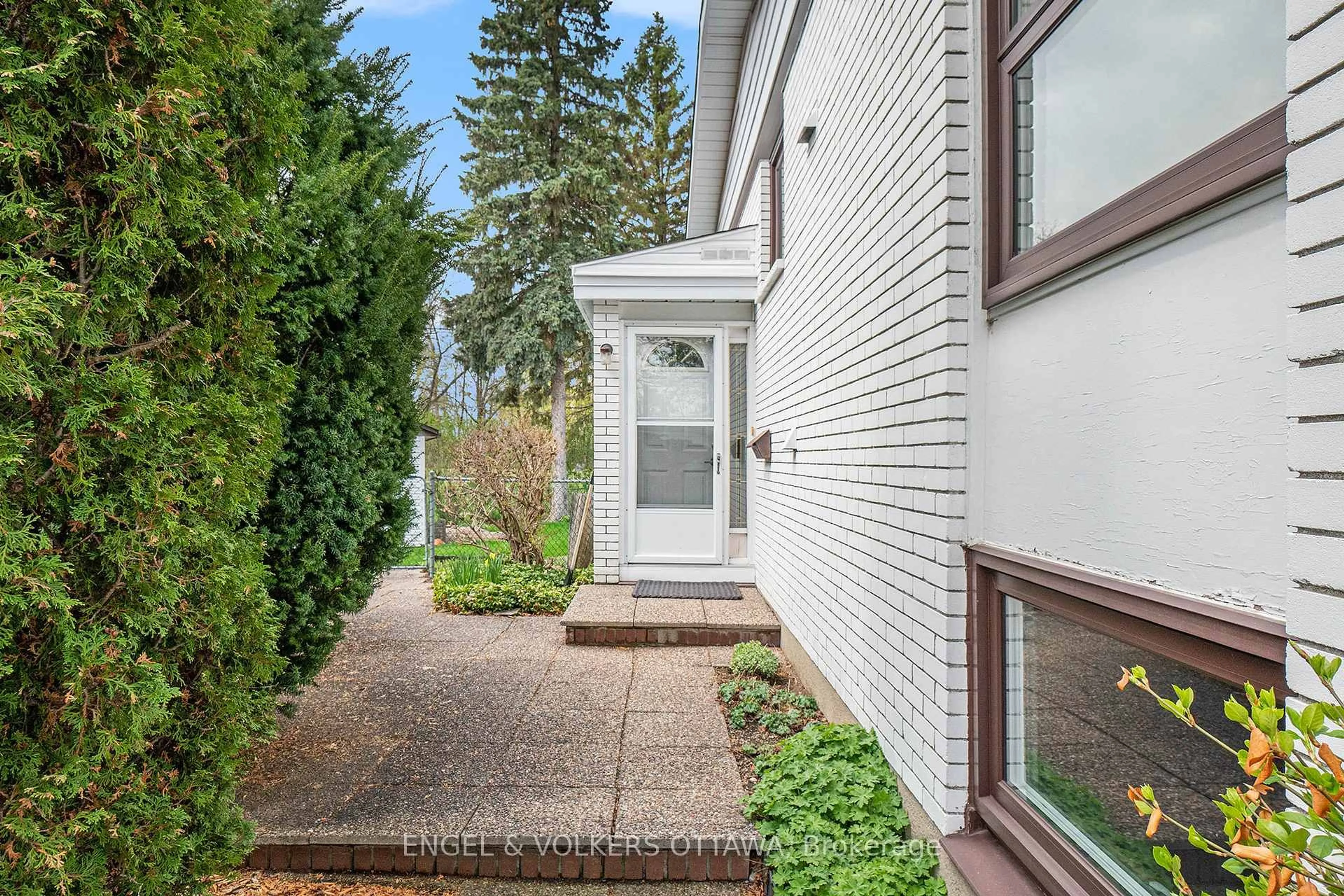 Unknown for 1805 Applegrove Crt, Gloucester Ontario K1J 6S4
