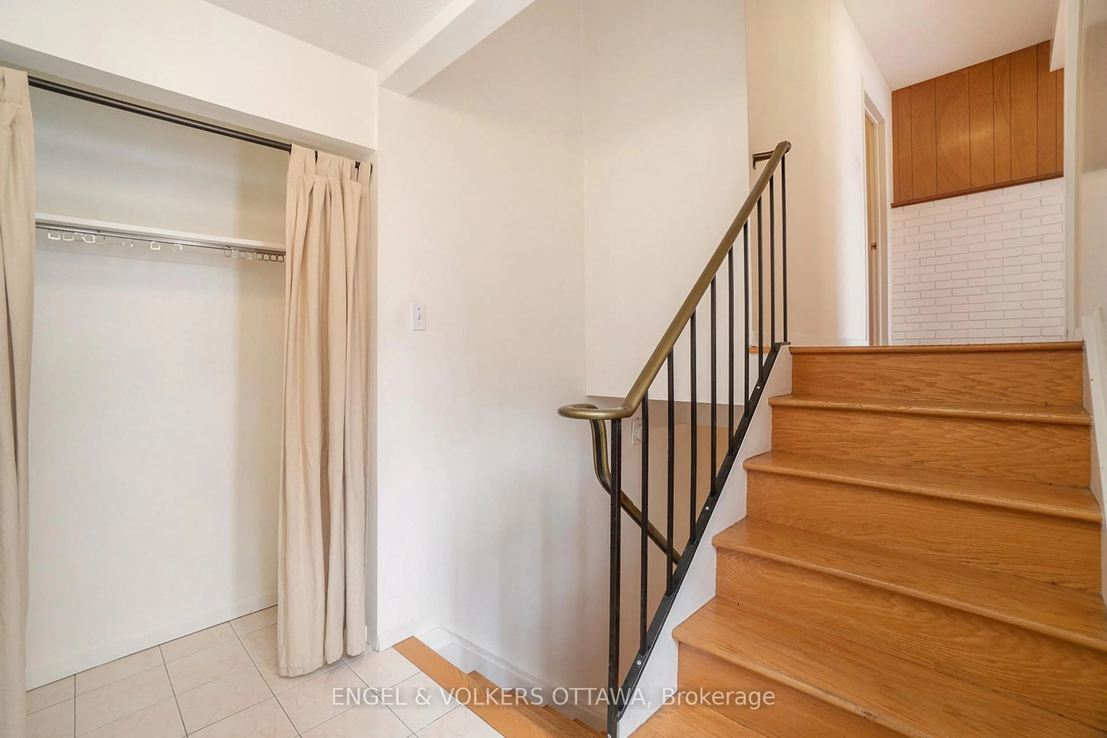 Indoor entryway for 1805 Applegrove Crt, Gloucester Ontario K1J 6S4