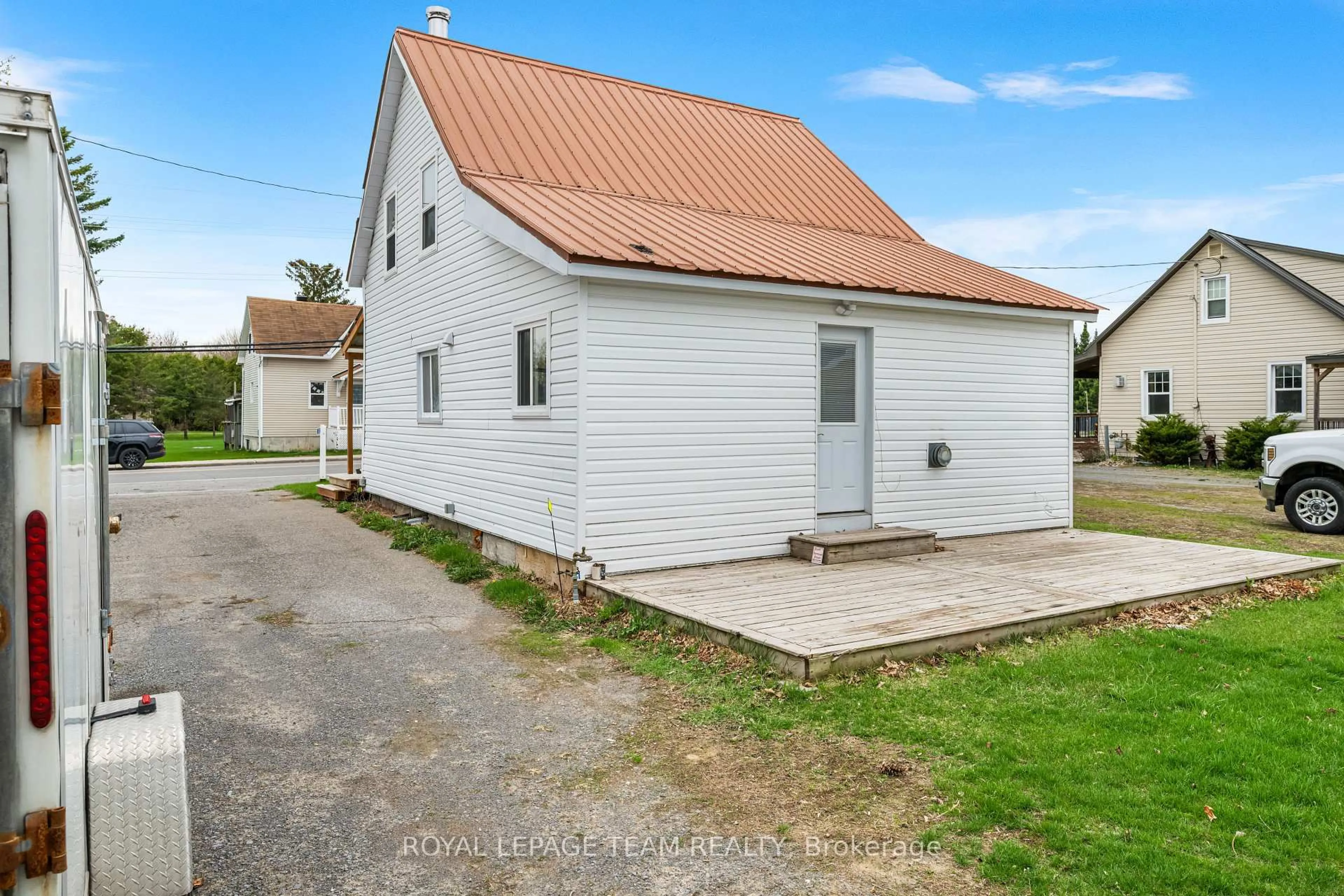 A pic from outside/outdoor area/front of a property/back of a property/a pic from drone, building for 3627 Champlain St, Clarence-Rockland Ontario K0A 1E0