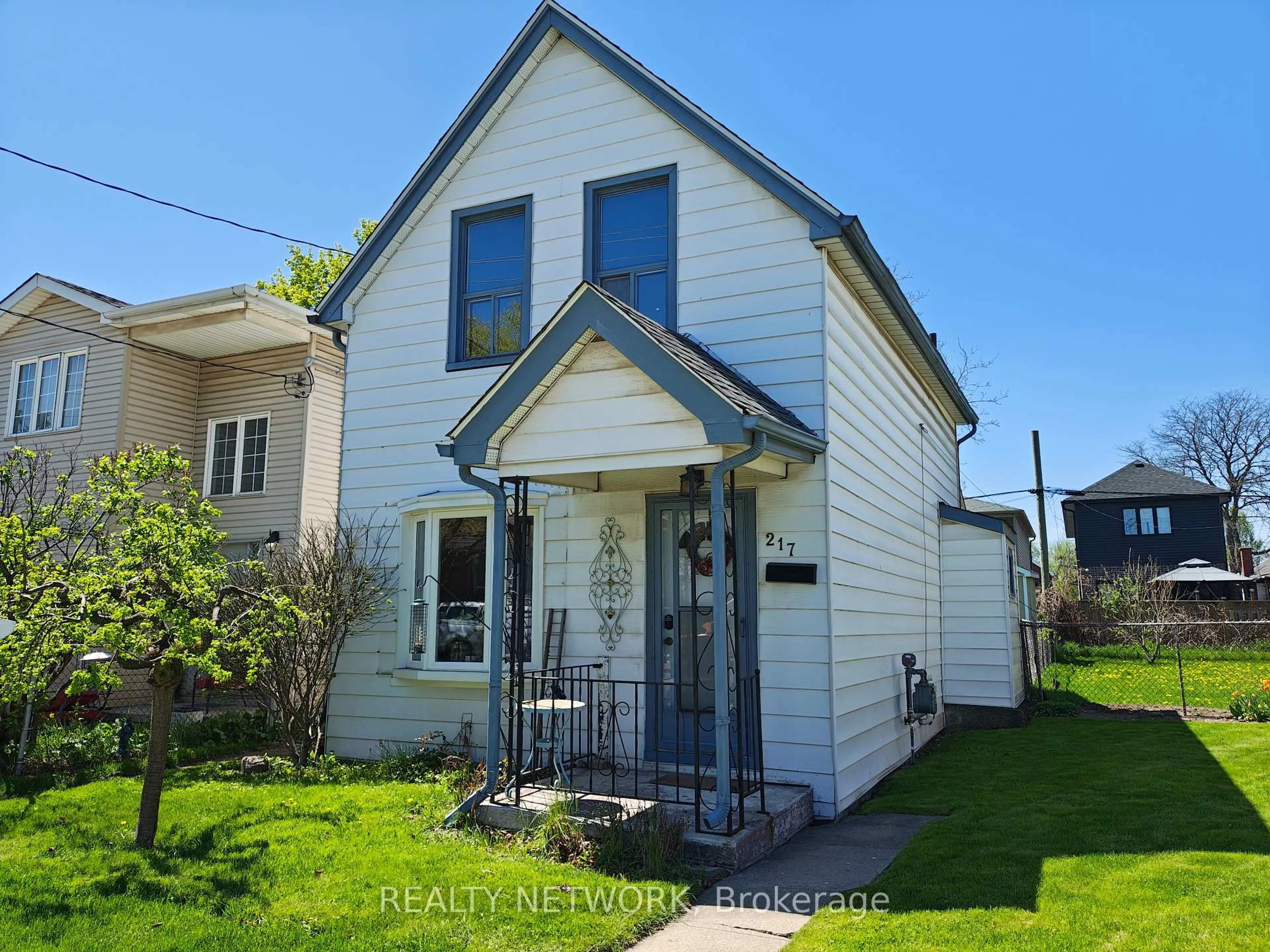 Home with vinyl exterior material, street for 217 Fairfield Ave, Hamilton Ontario L8H 5H5