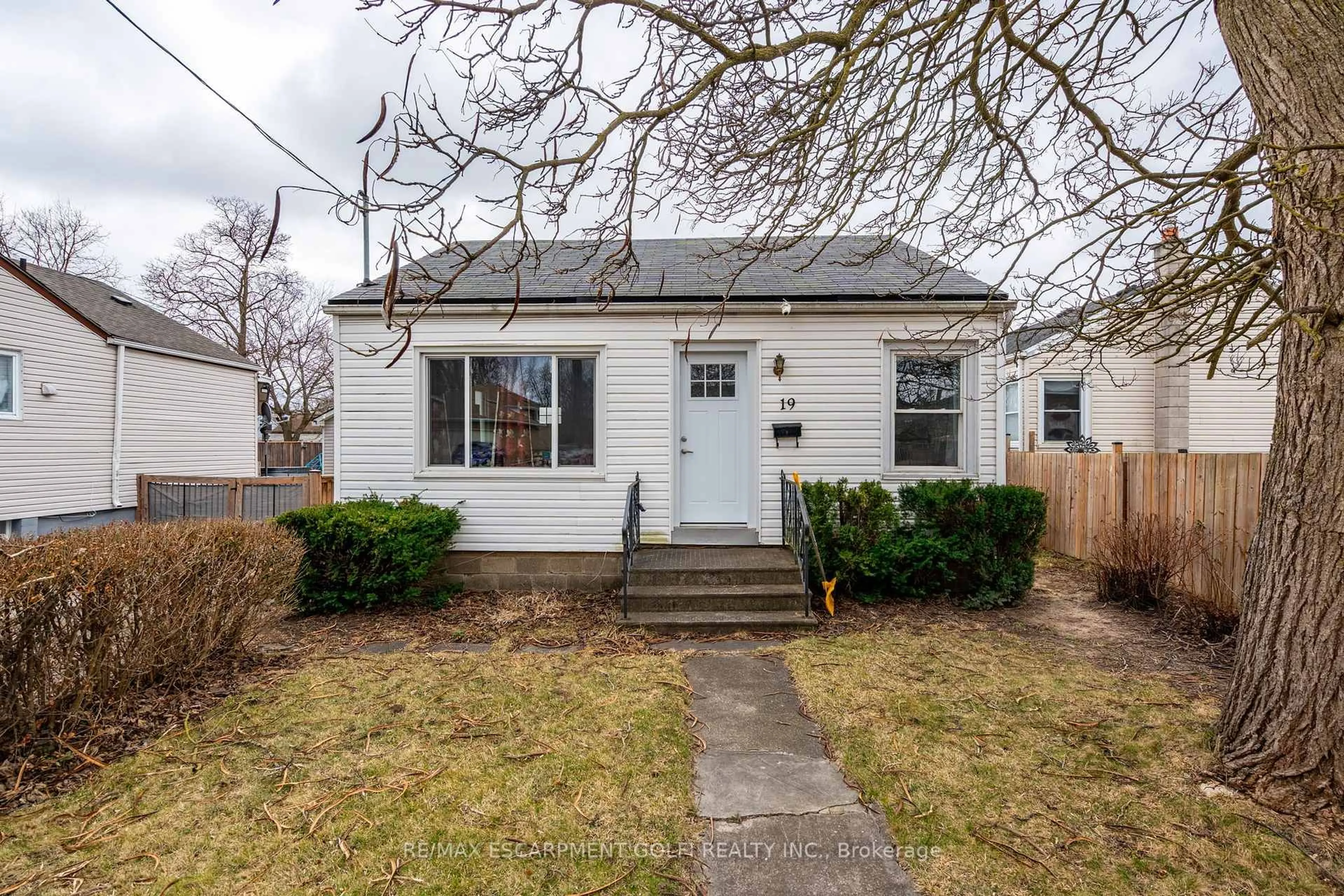 Home with vinyl exterior material, street for 19 WESTON Rd, St. Catharines Ontario L2S 2A1