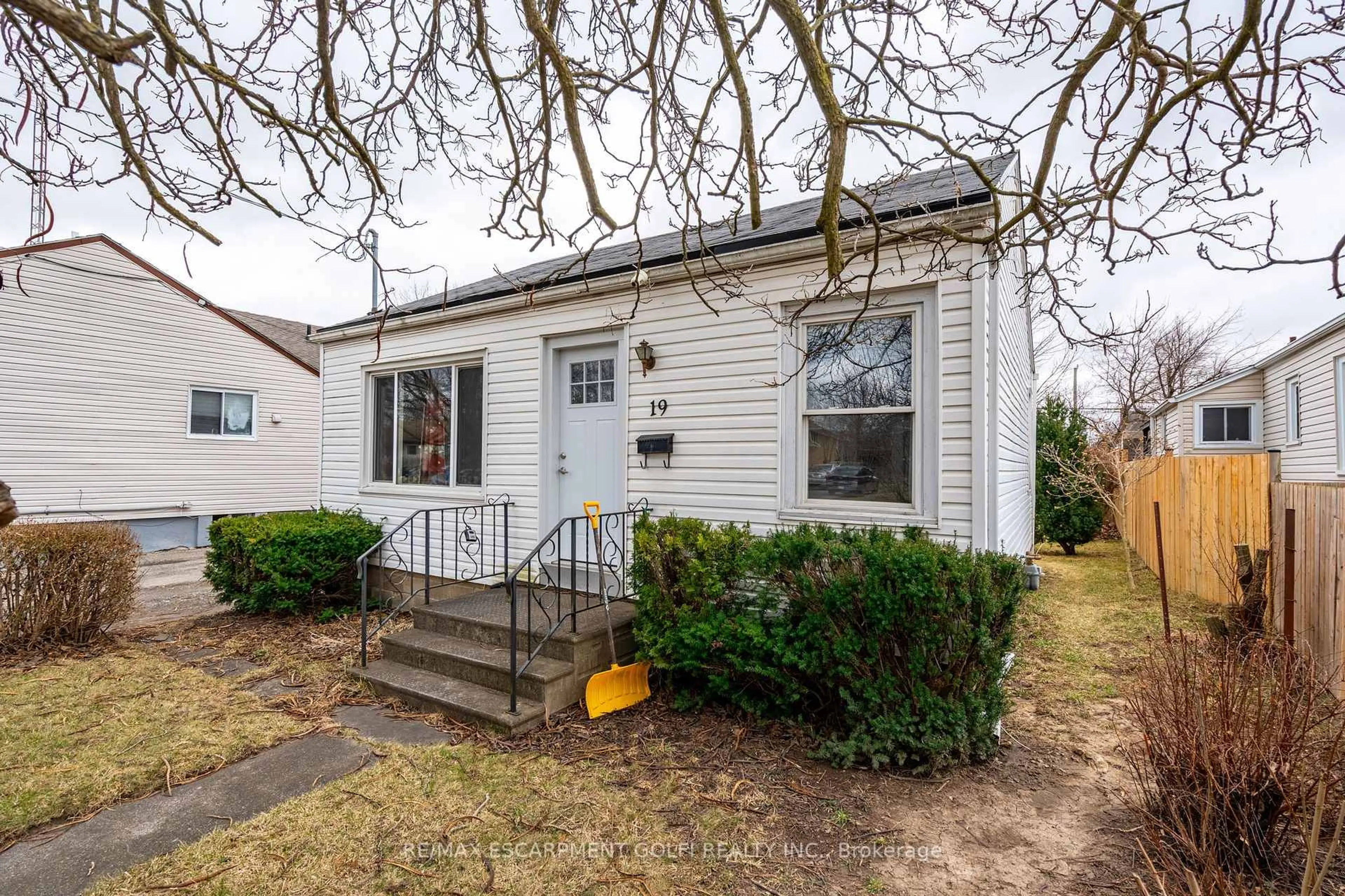 Home with vinyl exterior material, street for 19 WESTON Rd, St. Catharines Ontario L2S 2A1