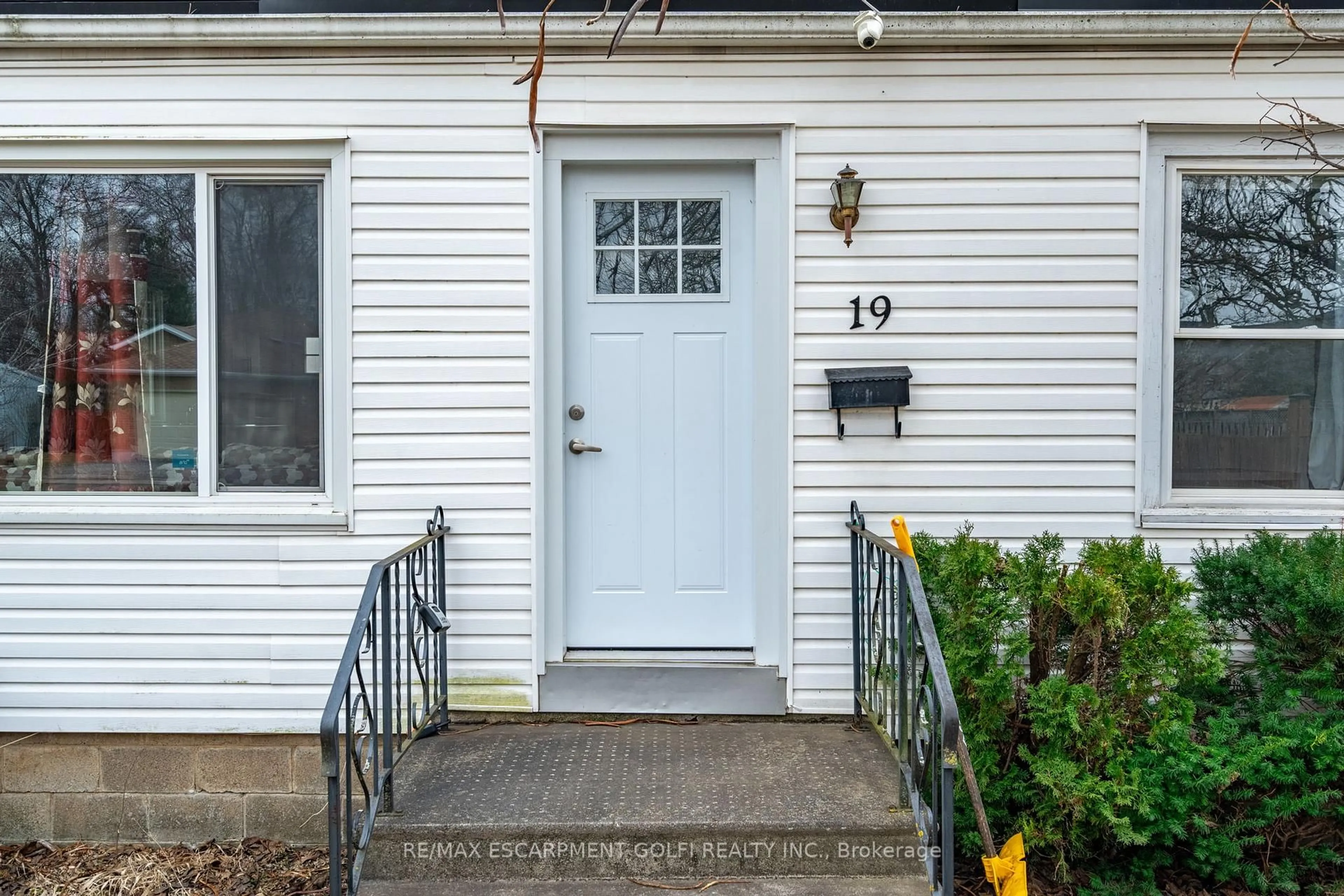 Indoor entryway for 19 WESTON Rd, St. Catharines Ontario L2S 2A1