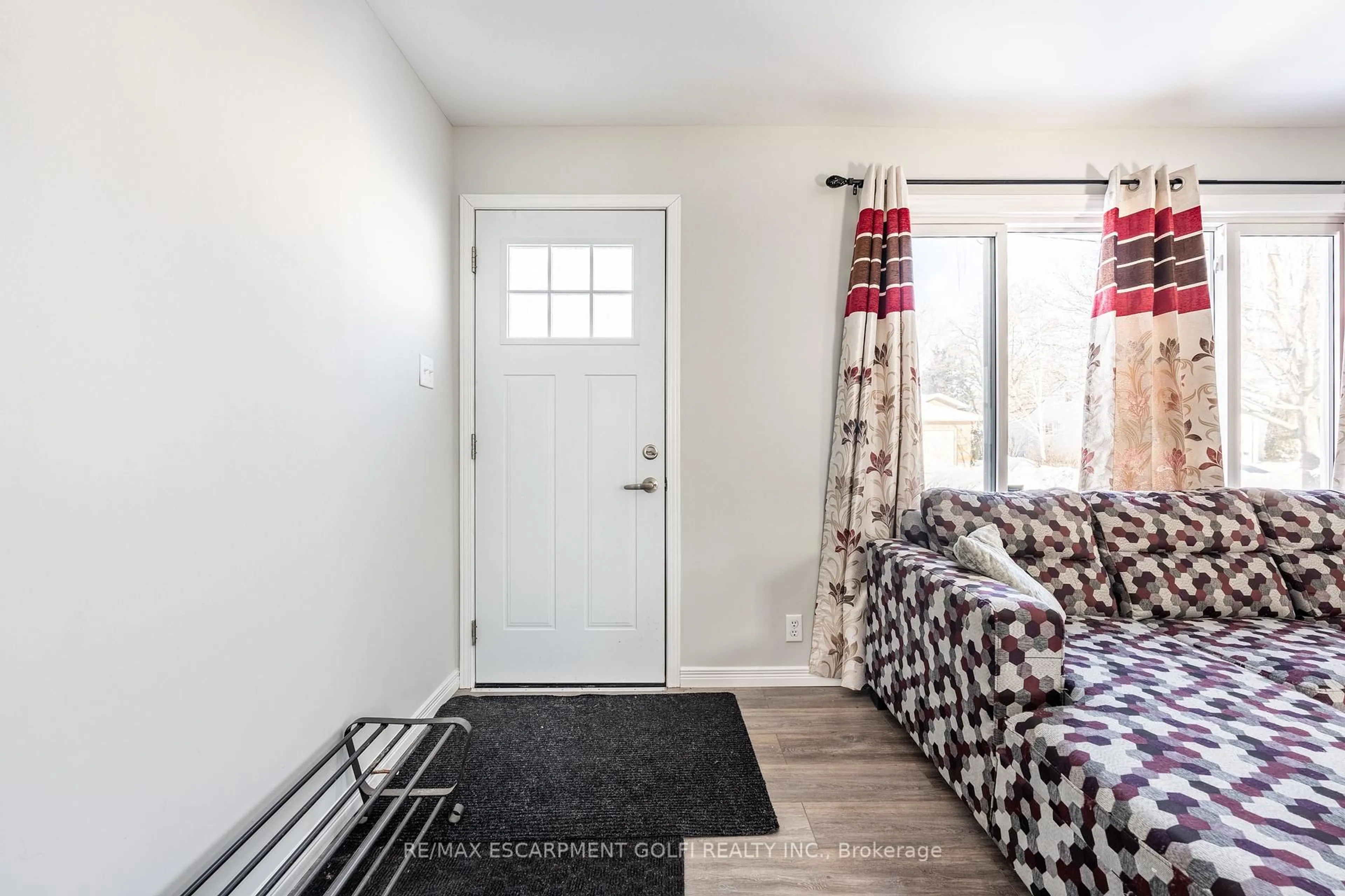Indoor entryway for 19 WESTON Rd, St. Catharines Ontario L2S 2A1
