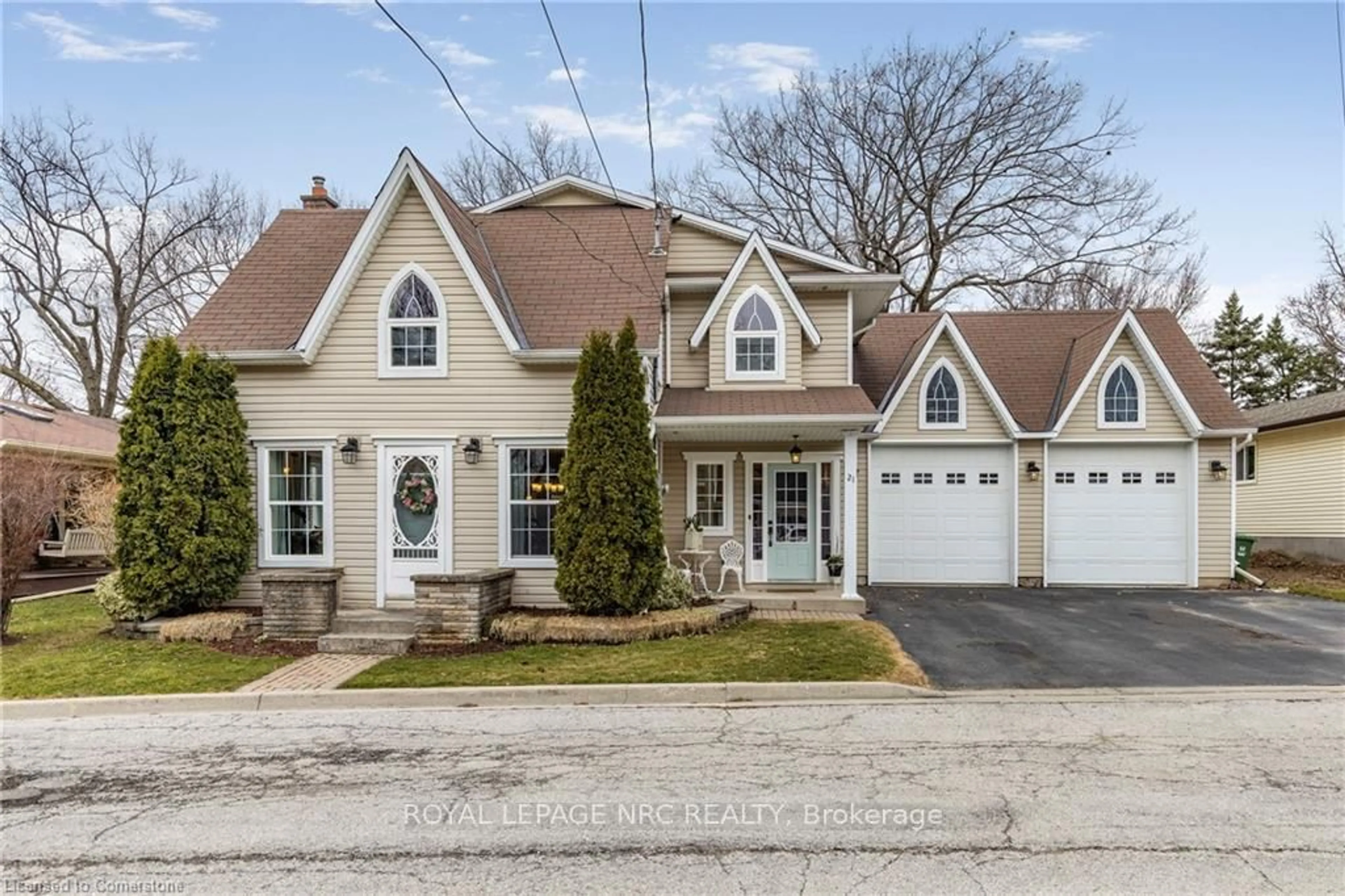 Home with vinyl exterior material, street for 21 Raglan St, Hamilton Ontario L0R 2H0