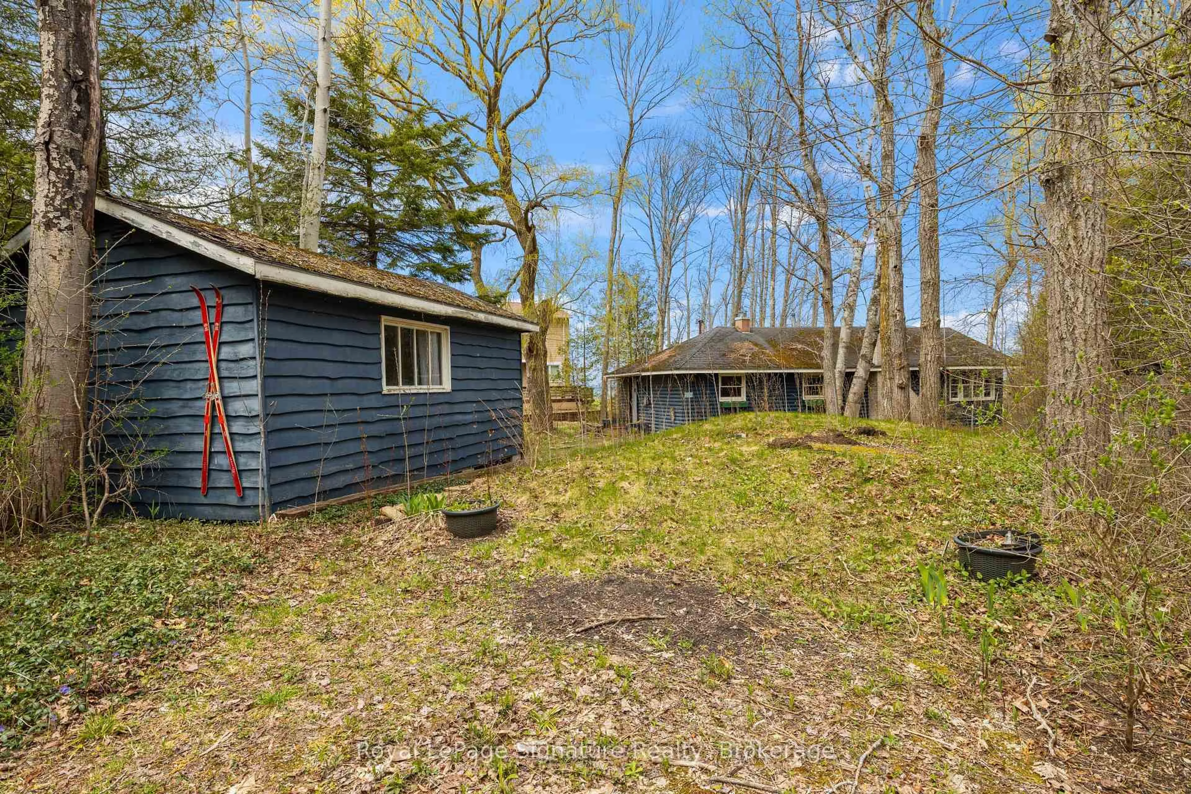 Shed for 129 Sunset Blvd, Blue Mountains Ontario N0H 2P0