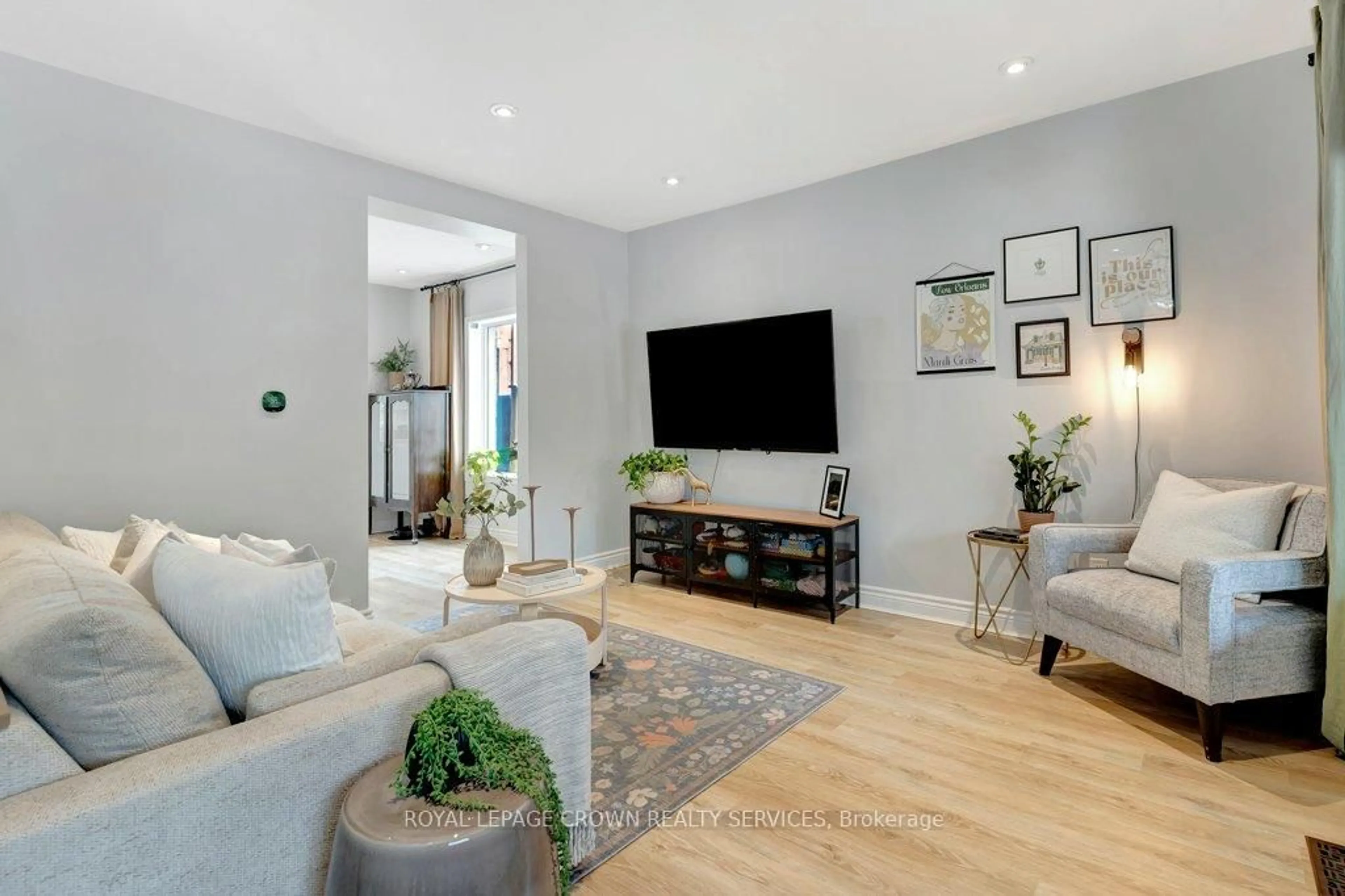 Living room with furniture, unknown for 86 Spring St, Brant Ontario N3T 4M5