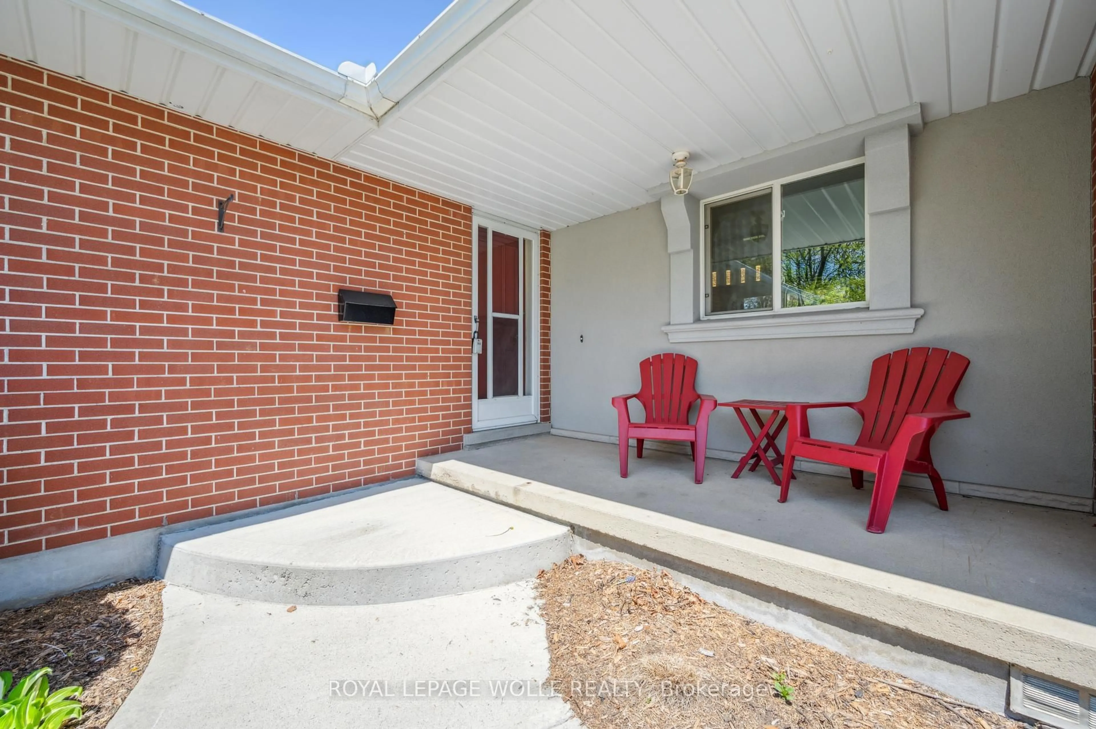 Patio, street for 136 Warren Rd, Kitchener Ontario N2M 4T7