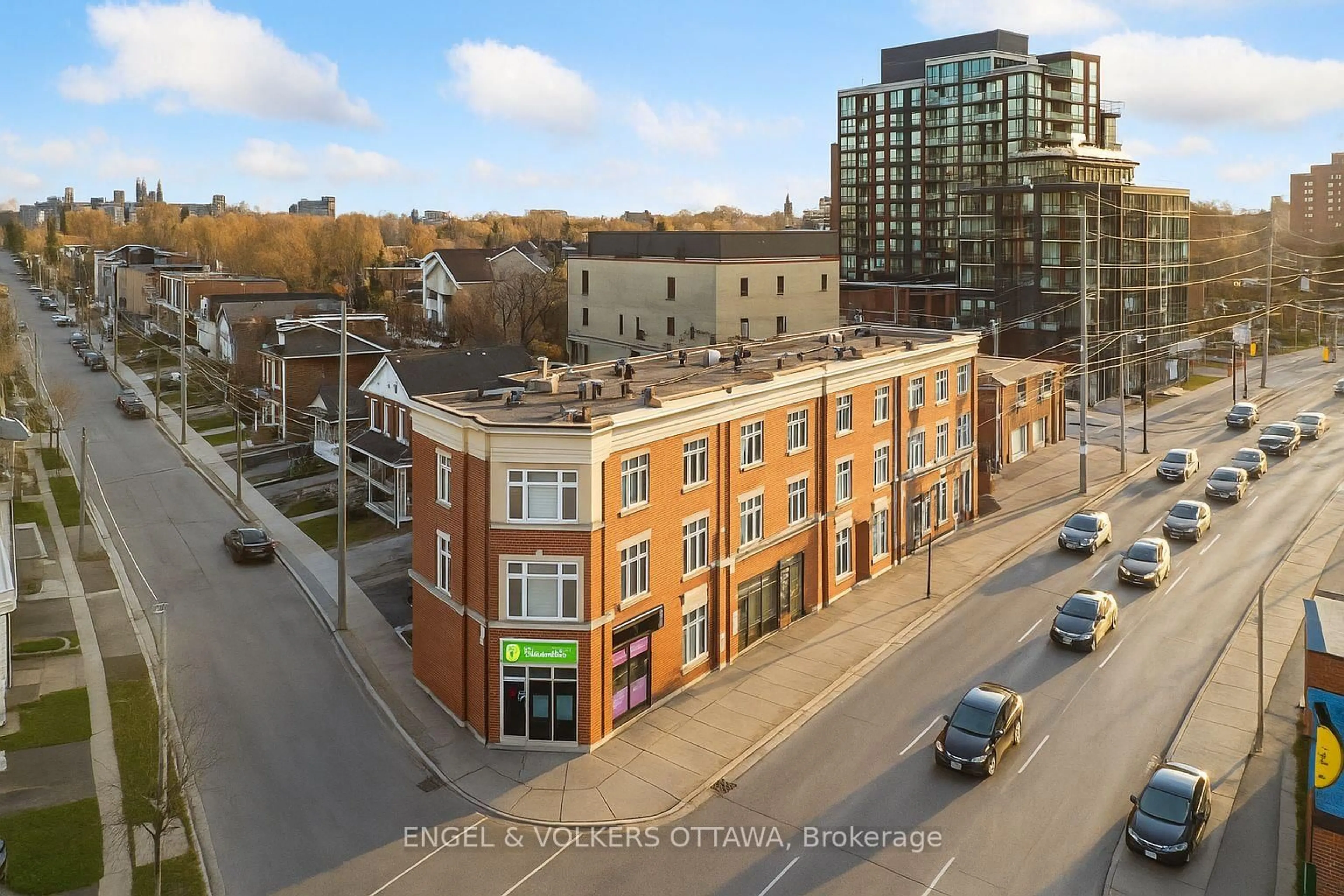 A pic from outside/outdoor area/front of a property/back of a property/a pic from drone, unknown for 4 Sherbrooke Ave #3, Ottawa Ontario K1Y 1R7