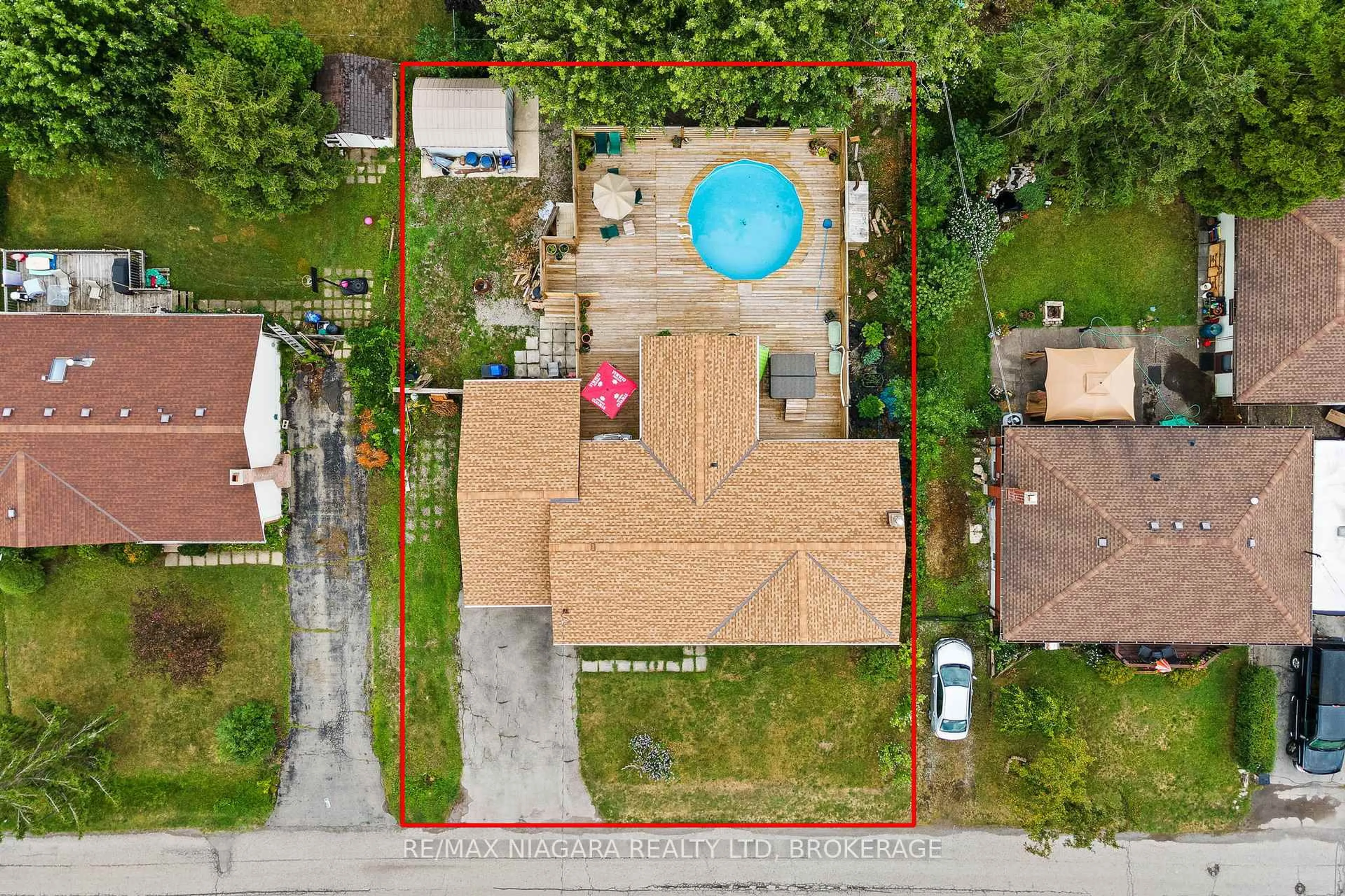 A pic from outside/outdoor area/front of a property/back of a property/a pic from drone, street for 44 Ferguson Ave, Fort Erie Ontario L2A 5J3