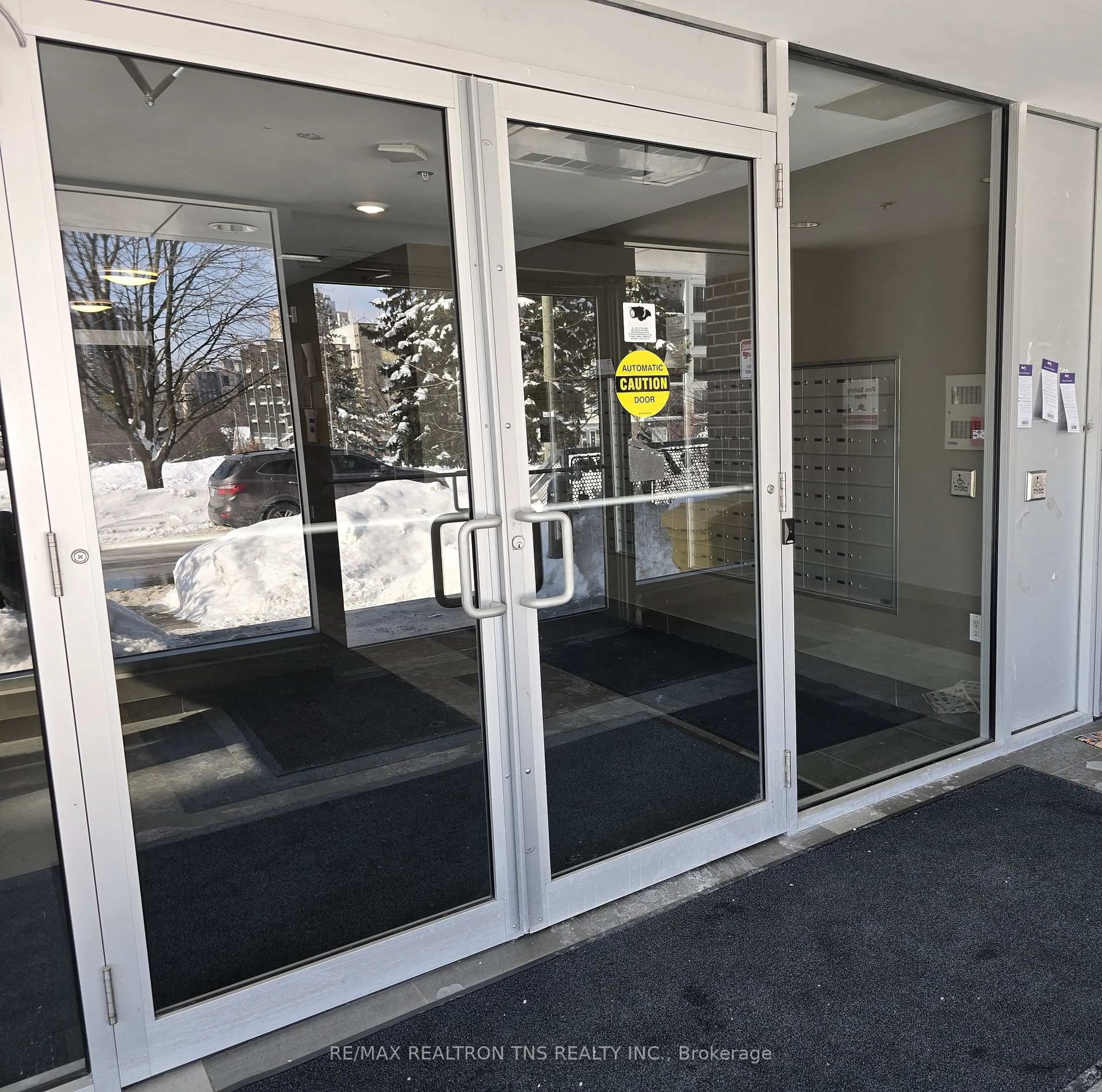 Indoor foyer for 251 Hemlock St #712, Waterloo Ontario N2L 3R4