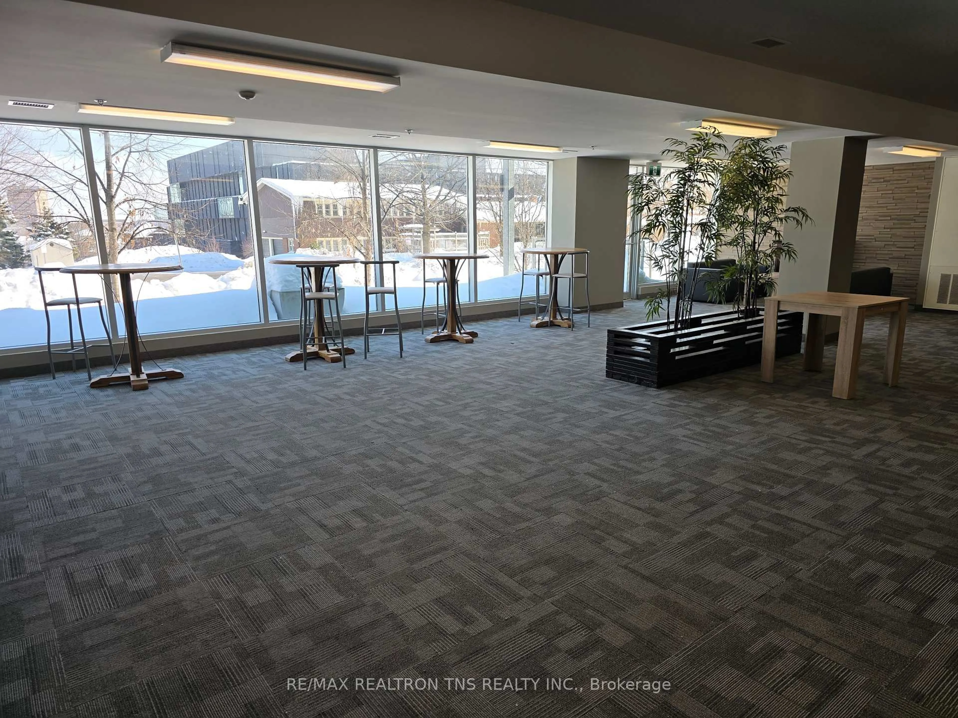 Indoor foyer for 251 Hemlock St #712, Waterloo Ontario N2L 3R4